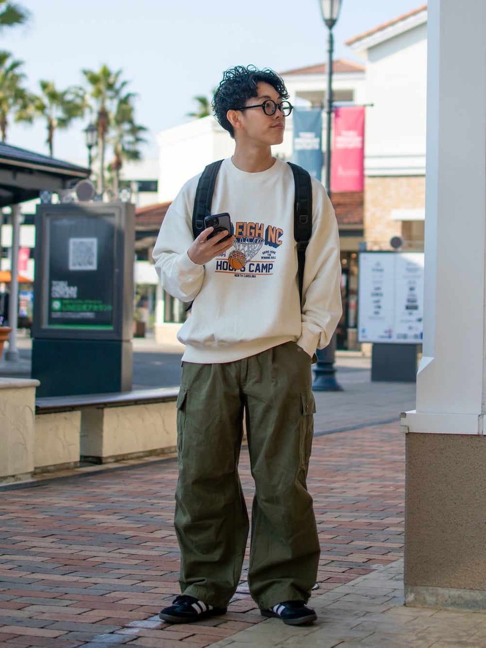 「低身長、低身長コーデ、niko and ...、ニコアンド、スウェット、ワイドパンツ、カーゴパンツ、リュック・バッグ、お出かけコーデ、シンプルコーデ」｜「niko and...のオリジナル8ポケットデイパック　20L（バックパック/リュック、ブラック系）」を使った、ぜっきーさん（メンズ・165cm）の冬コーディネートの2枚目の写真