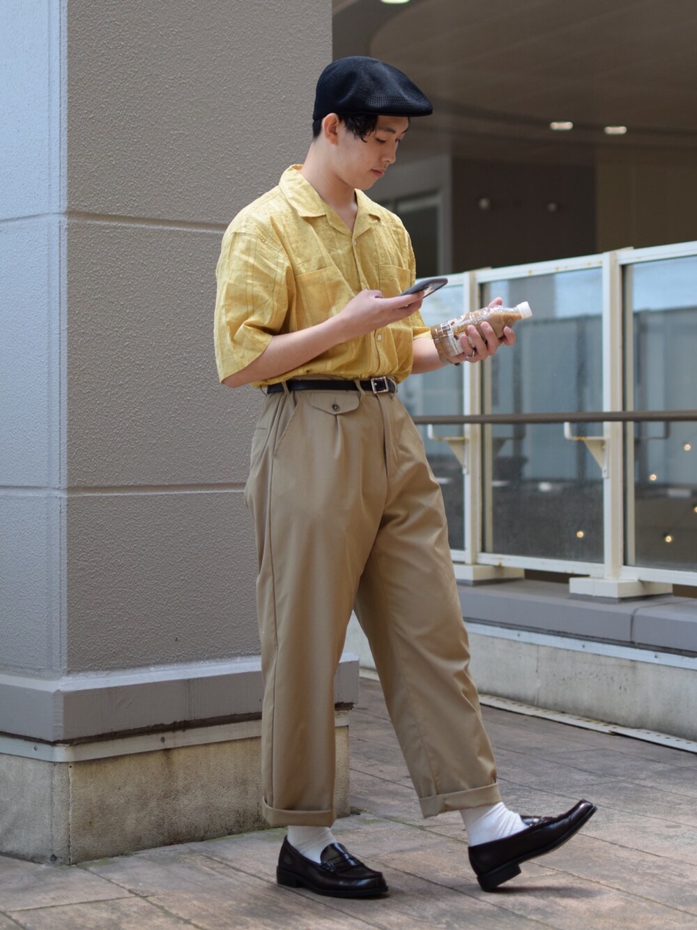 「niko and ...、ニコアンド、オープンカラーシャツ、イエロー、シャツスタイル、タックイン、ワイドパンツ、ベージュパンツ、ロールアップ、革靴、ローファー、ハンチング、KANGOL、レトロ、低身長コーデ」｜「KANGOLの【KANGOL】Tropic 504 Ventair/【カンゴール】トロピック 504 ベントエアー（ハンチング/ベレー帽、ブラック系）」を使った、ぜっきーさん（メンズ・165cm）の春コーディネートの2枚目の写真
