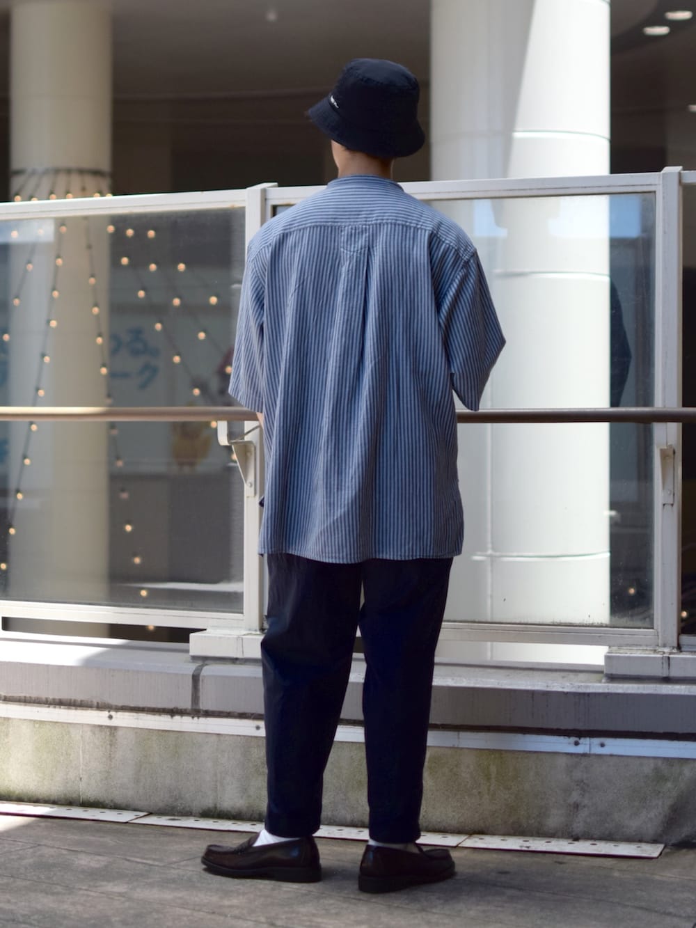「niko and ...、ニコアンド、ストライプシャツ、ノーカラーシャツ、バンドカラーシャツ、ワイドパンツ、ワークパンツ、きれいめカジュアル、ローファー、革靴、バケットハット、ハット、シンプルコーデ、夏コーデ、低身長コーデ」｜「niko and...のコットンリネン製品染めバンドシャツ（シャツ/ブラウス、ブルー系）」を使った、ぜっきーさん（メンズ・165cm）の夏コーディネートの4枚目の写真