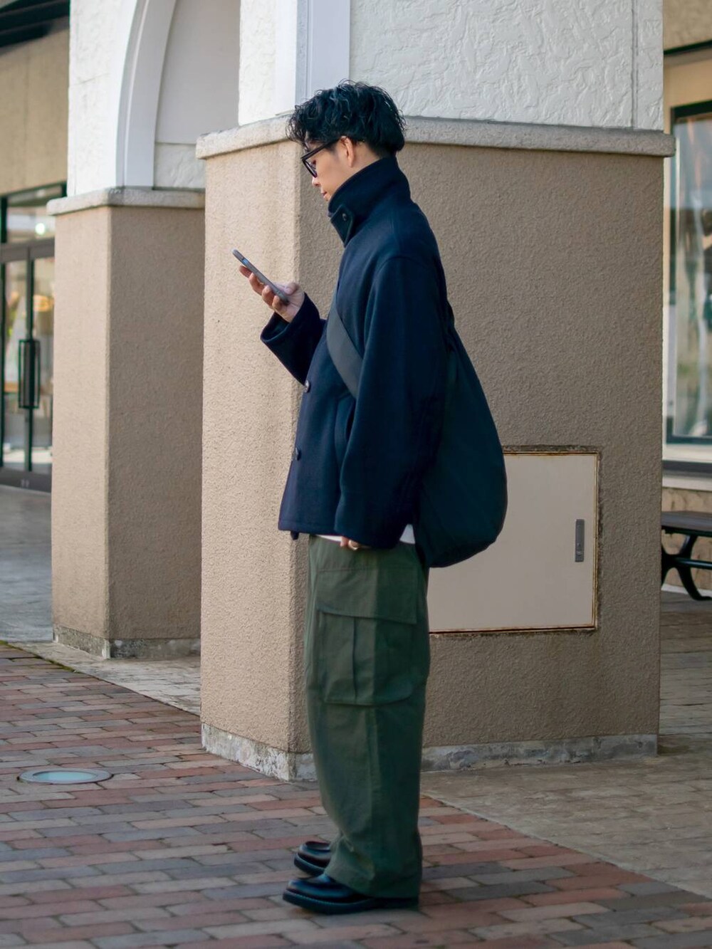 「低身長、低身長コーデ、ニコアンド、niko and...、コート、Pコート、ハーフコート、ワイドパンツ、カーゴパンツ、カーキパンツ、ショルダーバッグ、きれいめカジュアル、デッキシューズ、革靴、秋冬コーデ」|「niko and...のワイドショートPコート(ピーコート、ブルー系)」を使った、ぜっきーさん(メンズ・165cm)の秋コーディネートの3枚目の写真