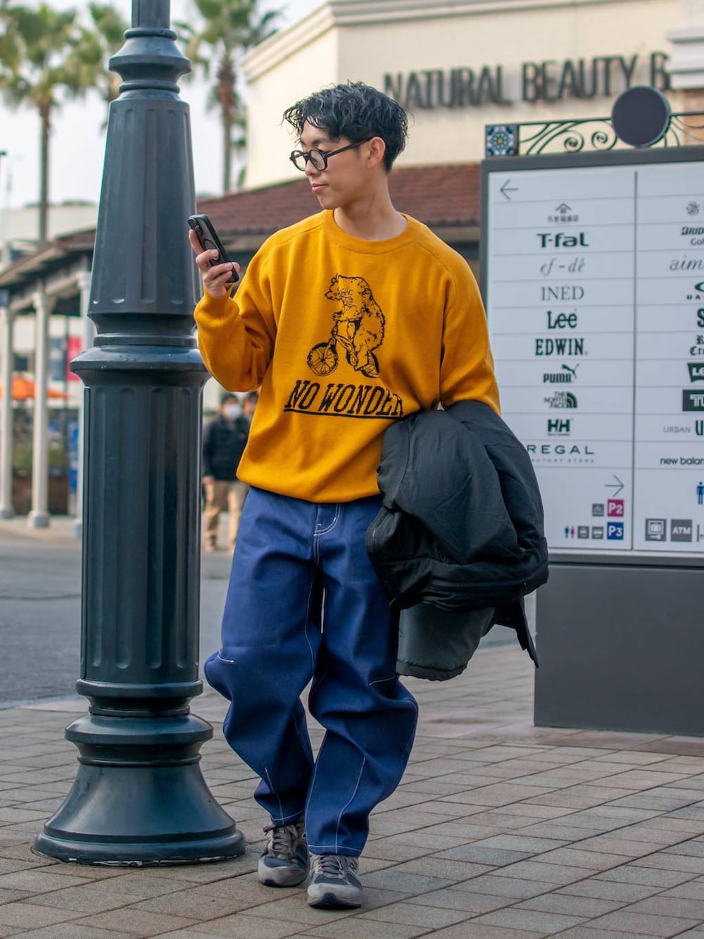 「低身長、低身長コーデ、niko and ...、ニコアンド、冬を彩る色いろコーデ、WEARyouthコーデ、お出かけコーデ、冬コーデ、モンスターパーカー、ブルゾン、黄色、ニット、デニムパンツ、ワイトデニム、ビッグシルエット」｜「niko and...の【ALLIED(アライド)】モンスターブルゾン（ブルゾン、その他）」を使った、ぜっきーさん（メンズ・165cm）の冬コーディネートの4枚目の写真