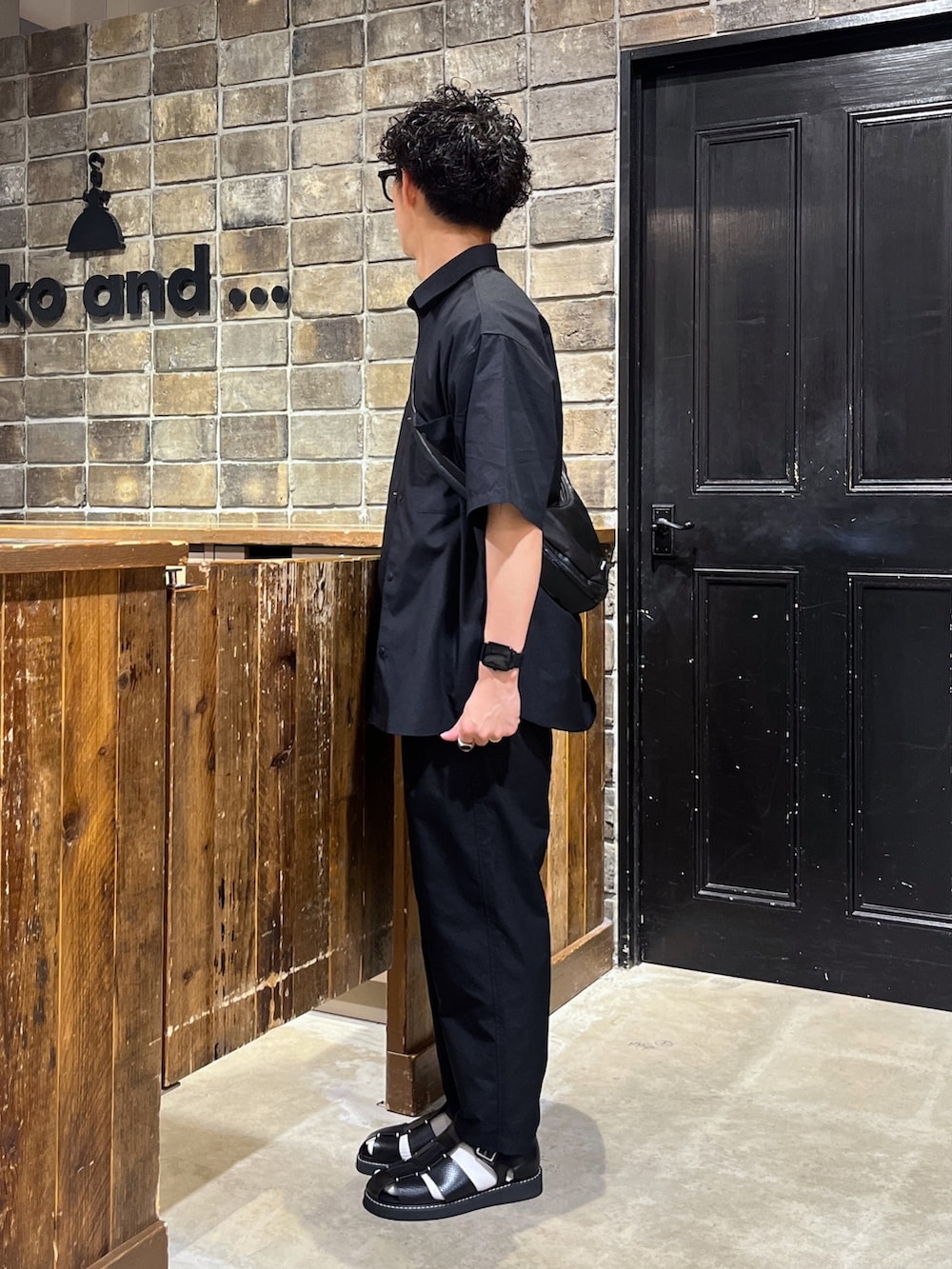 「このスタイルがお気に入り、低身長、低身長コーデ、低身長男子、NUMERALS、niko and ...、シンプルコーデ、黒シャツ、ワイドパンツ、グルカサンダル、ビッグシルエット、セットアップ、きれいめカジュアル、タックイン、レザーバッグ」｜「niko and...の[セットアップ対応]リリースドライショートスリーブシャツ（シャツ/ブラウス、ブラック系）」を使った、ぜっきーさん（メンズ・165cm）の夏コーディネートの2枚目の写真