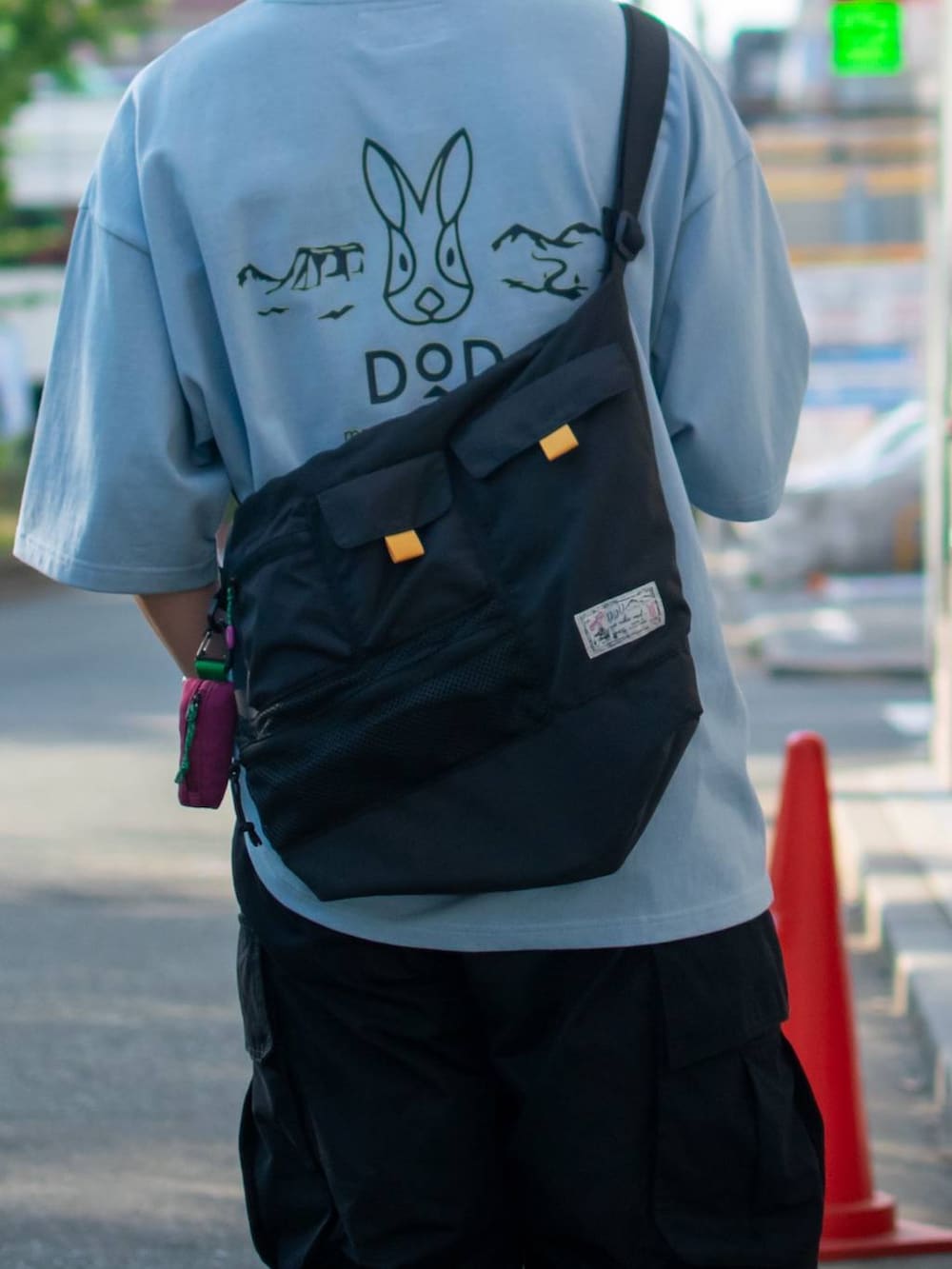 「低身長、低身長コーデ、niko and ...、ニコアンド、DOD、DODとニコアンド_nikoand...、パステルカラー、ロゴT、カーゴパンツ、ワイドパンツ、スニーカー、ショルダーバッグ、メガネ男子、春夏コーデ、アウトドアスタイル」｜「niko and...の【DOD(ディーオーディー)】コラボマルチショルダー付きニンジン（ショルダーバッグ、ブラック系）」を使った、ぜっきーさん（メンズ・165cm）の春コーディネートの7枚目の写真