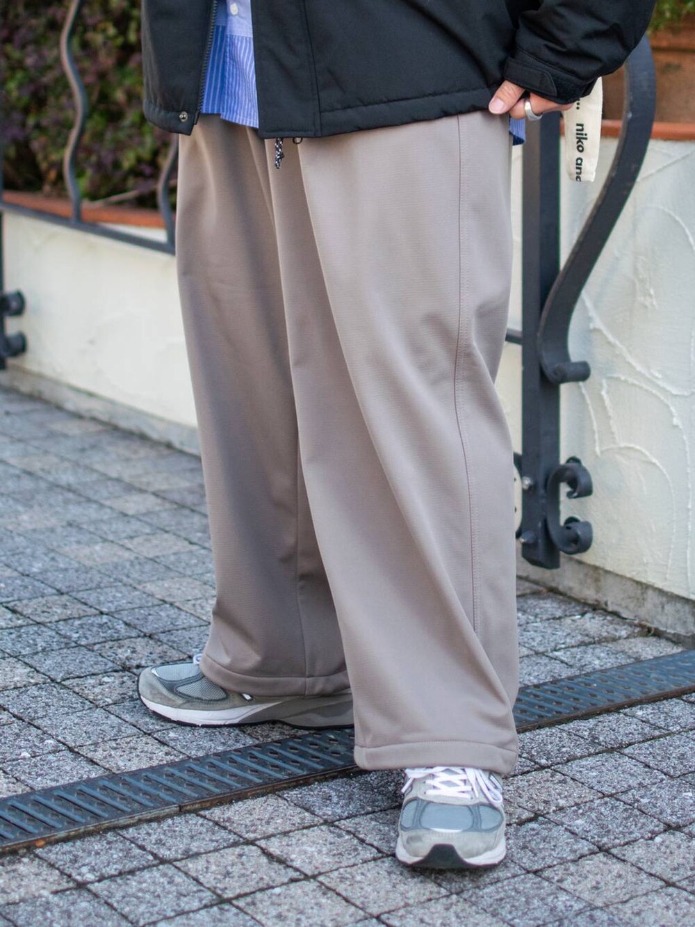 「低身長、低身長コーデ、niko and ...、ニコアンド、ファッションを楽しもう、WEARyouthコーデ、クリスマスに着たい服、アウター、冬アウター、ブルゾン、シャツ、ワイドパンツ、キャップ、ショルダーバッグ、メガネ」|「niko and...のオリジナルクラウンパントだて眼鏡&サングラス(メガネ、ブラック系)」を使った、ぜっきーさん(メンズ・165cm)の秋コーディネートの6枚目の写真