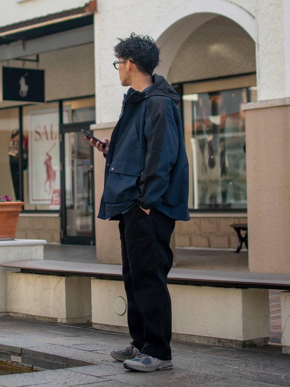 「低身長、低身長コーデ、niko and ...、ニコアンド、お出かけコーデ、冬アウター、マウンテンパーカー、パーカー、ワイドパンツ、デニム」｜「niko and...の［niko and ...JEANS 2023SS］デニムペインターパンツ（デニムパンツ、ブラック系）」を使った、ぜっきーさん（メンズ・165cm）の冬コーディネートの3枚目の写真
