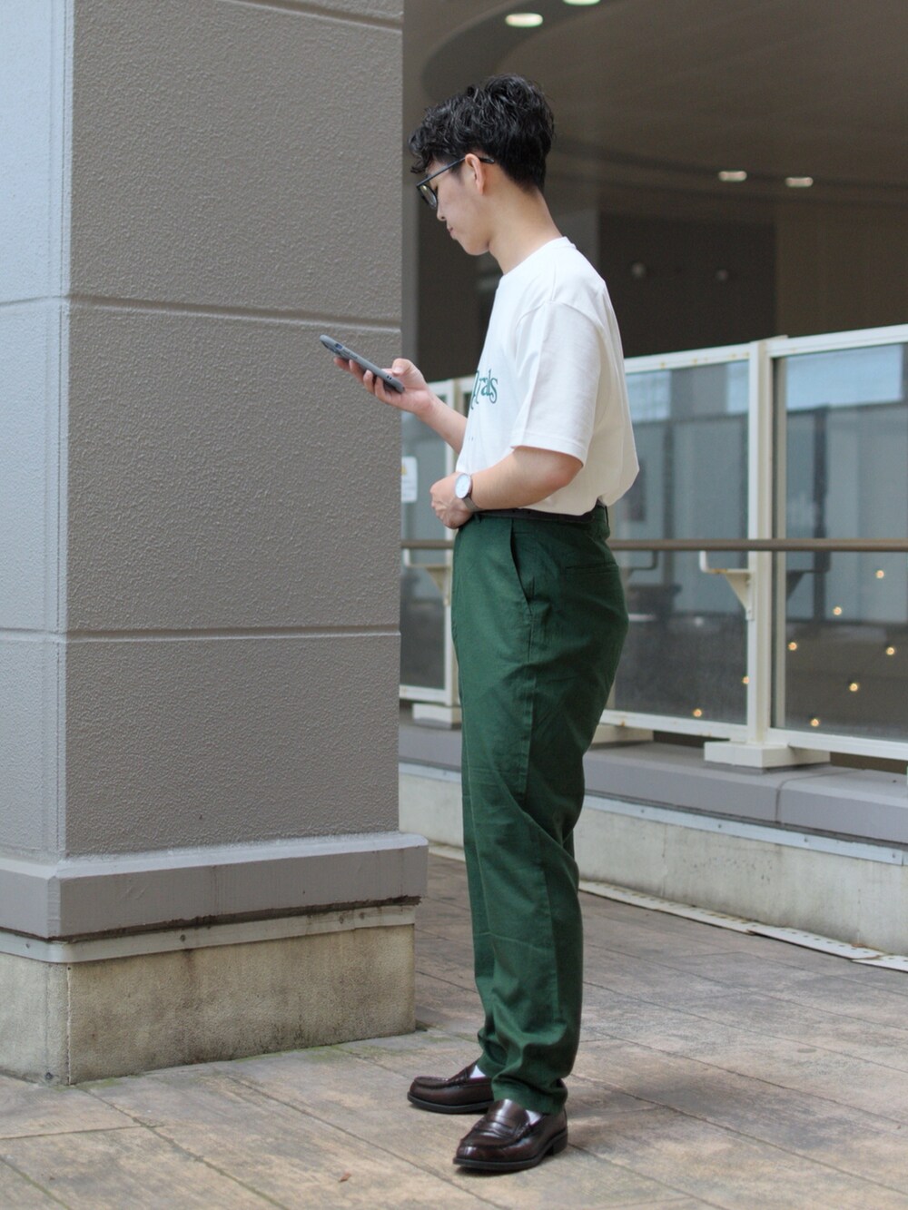 「niko and ...、ニコアンド、NUMERALS、ロゴT、白Tシャツ、カラーパンツ、リネンパンツ、グリーン、ローファー、タックイン、低身長コーデ、春夏コーデ、きれいめカジュアル、初夏コーデ、シンプルコーデ」｜「NUMERALSの【UNISEX】[NUMERALS]UDRプリントBIGTシャツ（Tシャツ/カットソー、ホワイト系）」を使った、ぜっきーさん（メンズ・165cm）の春コーディネートの3枚目の写真