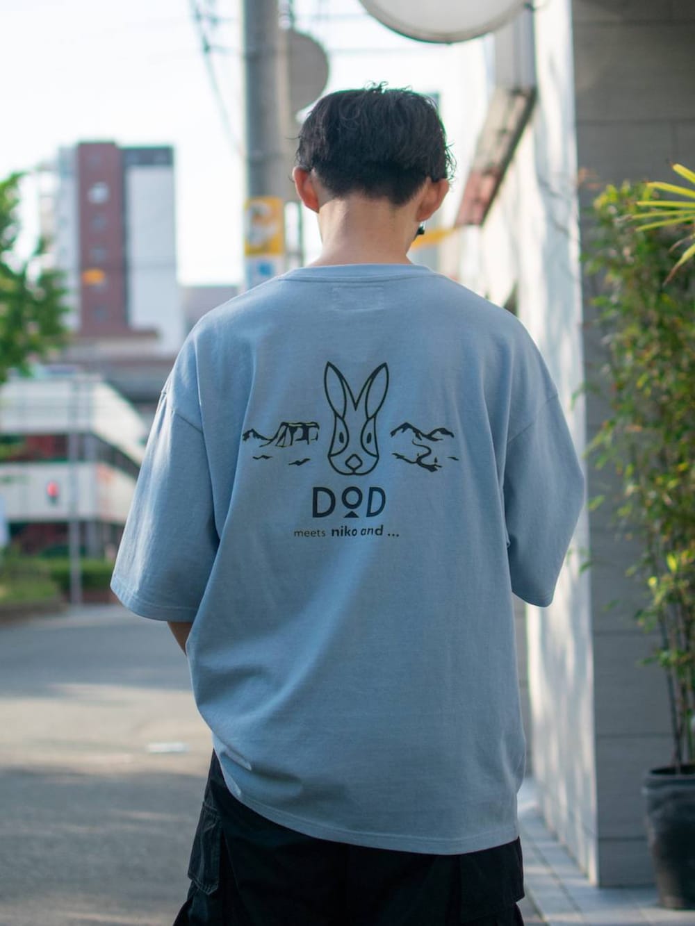 「低身長、低身長コーデ、niko and ...、ニコアンド、DOD、DODとニコアンド_nikoand...、パステルカラー、ロゴT、カーゴパンツ、ワイドパンツ、スニーカー、ショルダーバッグ、メガネ男子、春夏コーデ、アウトドアスタイル」｜「niko and...の【DOD(ディーオーディー)】コラボマルチショルダー付きニンジン（ショルダーバッグ、ブラック系）」を使った、ぜっきーさん（メンズ・165cm）の春コーディネートの6枚目の写真