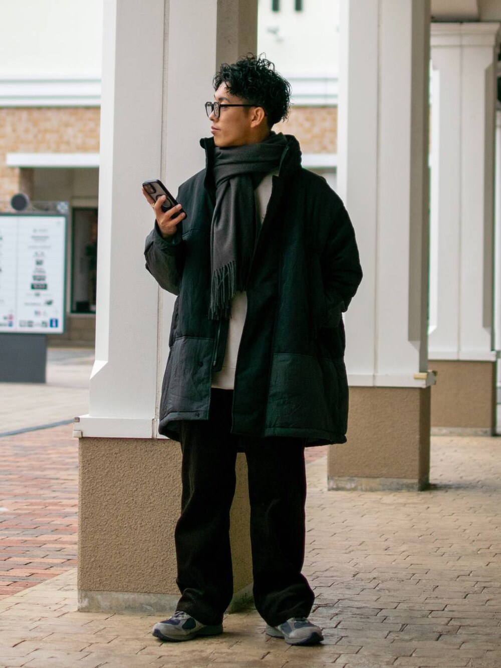 「低身長、低身長コーデ、niko and...、ニコアンド、ファッションを楽しもう、WEARyouthコーデ、ブルゾン、ダウンジャケット、モンスターパーカー、スウェット、ワイドパンツ、コーデュロイ、ブラウン、マフラー、冬コーデ」｜「niko and...のオリジナルクラウンパントだて眼鏡＆サングラス（メガネ、ブラック系）」を使った、ぜっきーさん（メンズ・165cm）の秋コーディネートの2枚目の写真