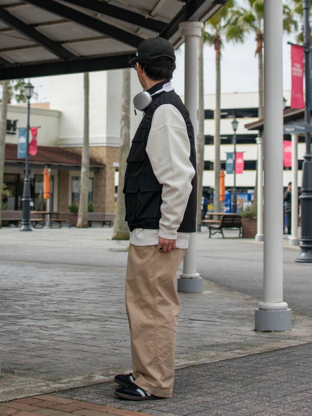 「低身長、低身長コーデ、niko and ...、ニコアンド、ベスト、スウェット、ワイドパンツ、チノパン、キャップ、NEW ERA、春服みてみて、お出かけコーデ、シンプルコーデ、スニーカー、春色」｜「niko and...のリップストップベスト（ベスト、ブラック系）」を使った、ぜっきーさん（メンズ・165cm）の春コーディネートの3枚目の写真