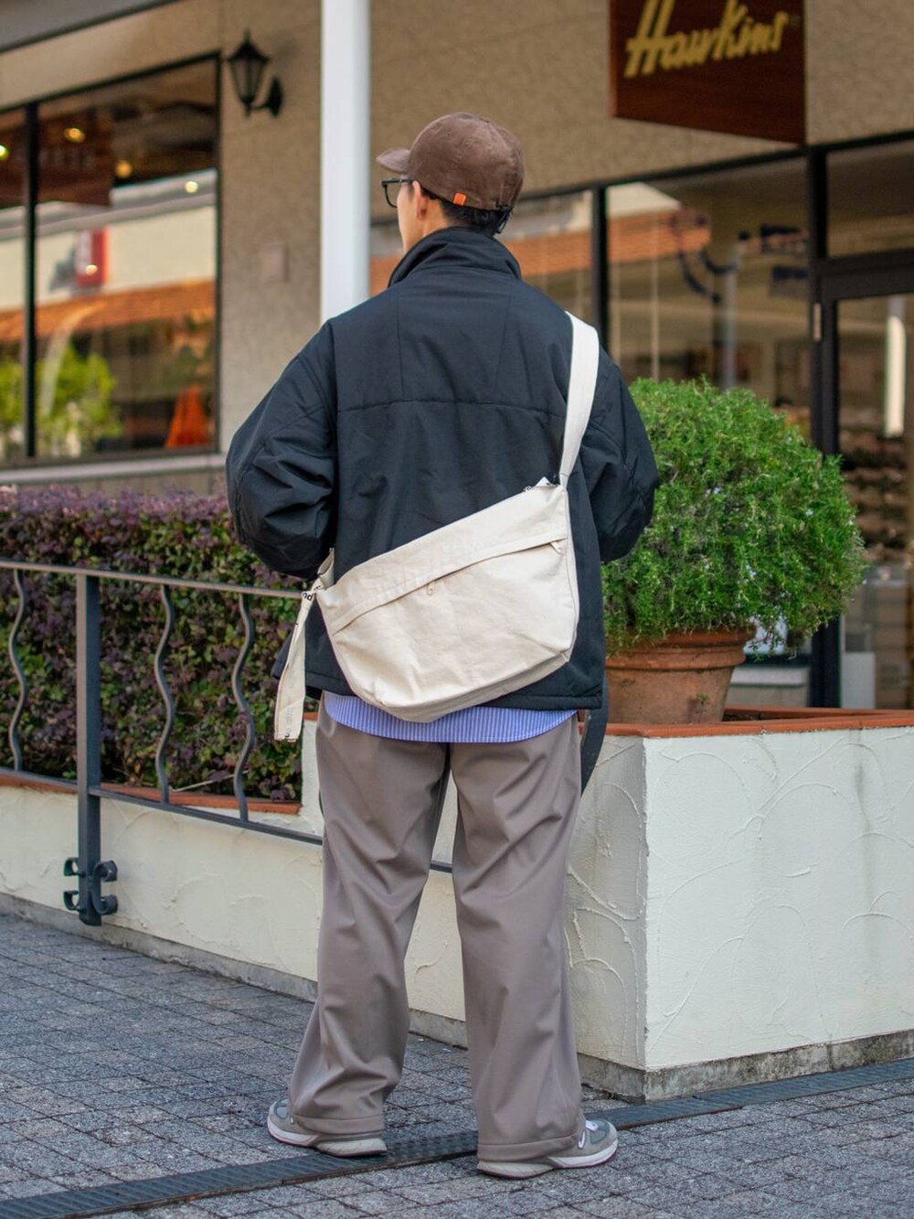 「低身長、低身長コーデ、niko and ...、ニコアンド、ファッションを楽しもう、WEARyouthコーデ、クリスマスに着たい服、アウター、冬アウター、ブルゾン、シャツ、ワイドパンツ、キャップ、ショルダーバッグ、メガネ」|「niko and...のオリジナルクラウンパントだて眼鏡&サングラス(メガネ、ブラック系)」を使った、ぜっきーさん(メンズ・165cm)の秋コーディネートの4枚目の写真