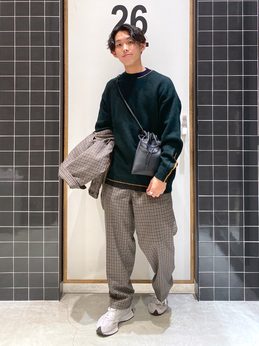 「niko and ...、ニコアンド、ニコアンド(niko and...)、チェック柄、チェック柄に恋してる、チェックパンツ、ワイドパンツ、テーパードパンツ、チェックジャケット、ブルゾン、厚底シューズ、New Balance、ニット、グリーンニット、巾着バッグ」|「niko and...の裏キルトチェックブルゾン(ブルゾン、グレー系)」を使った、ぜっきーさん(メンズ・165cm)の秋コーディネートの5枚目の写真