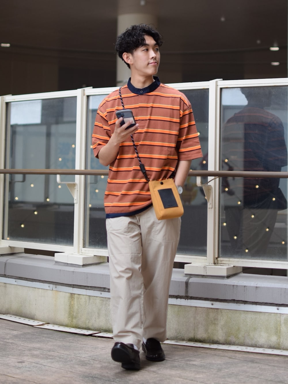 「niko and ...、ニコアンド、ボーダー、ボーダーTシャツ、ボーダートップス、ラガーシャツ、オレンジ、ワイドパンツ、ワークパンツ、ベージュパンツ、ショルダーバッグ、革靴、ローファー、きれいめカジュアル、低身長コーデ」｜「niko and...のマルチボーダーラガーTシャツ（Tシャツ/カットソー、ブラウン系）」を使った、ぜっきーさん（メンズ・165cm）の夏コーディネートの3枚目の写真