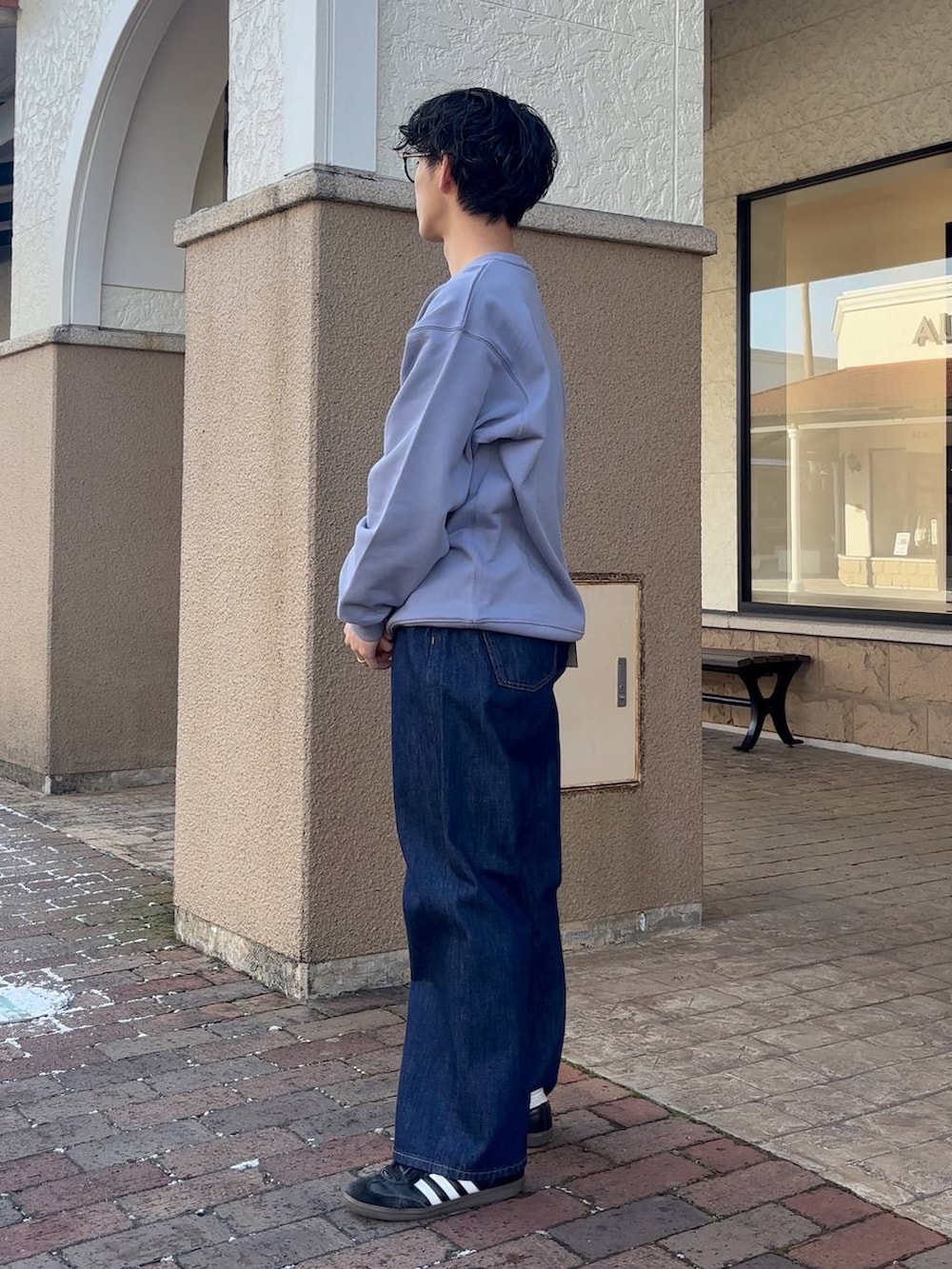 「低身長、体型カバー、ゆったり、niko and ...、スウェット、ワイドパンツ、NKJコーデ_niko and ...」｜「niko and...の【niko and ...JEANS 2025SS】ワイド5ポケットデニムパンツ（デニムパンツ、ブルー系）」を使った、ぜっきーさん（メンズ・165cm）の冬コーディネートの3枚目の写真