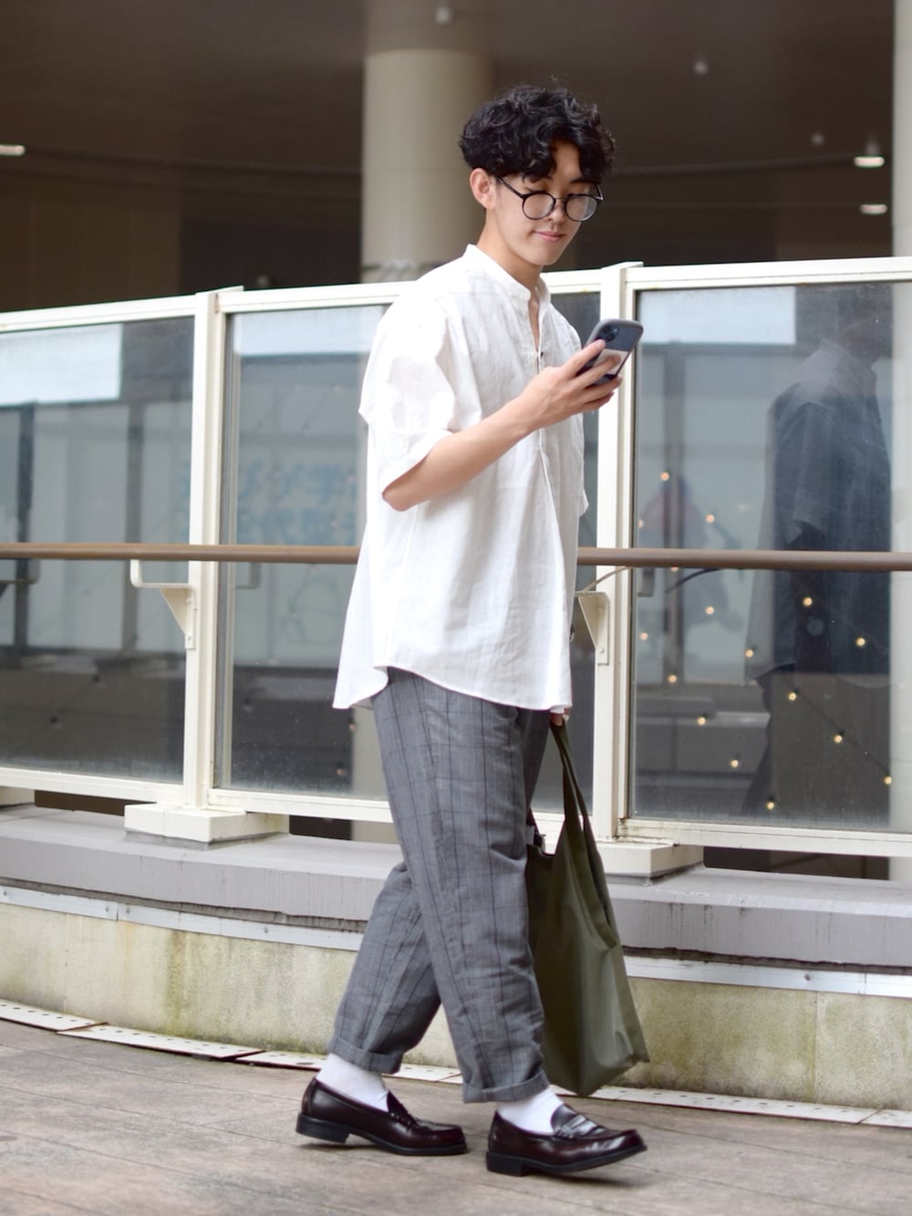 「niko and ...、ニコアンド、スキッパーシャツ、白シャツ、シャツスタイル、ワイドパンツ、テーパードパンツ、チェック、チェックパンツ、革靴、ローファー、トートバッグ、FUDGEBOYのトラッドスタイル、きれいめカジュアル、低身長コーデ」｜「niko and...の綿麻スキッパーショートスリーブシャツ（シャツ/ブラウス、ホワイト系）」を使った、ぜっきーさん（メンズ・165cm）の夏コーディネートの3枚目の写真