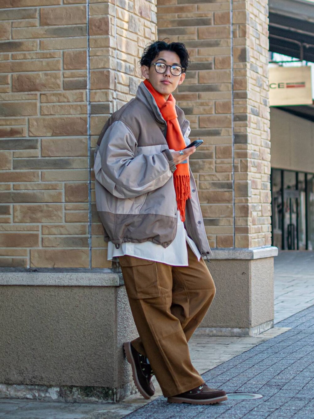 「低身長、低身長コーデ、niko and...、ニコアンド、ファッションを楽しもう、WEARyouthコーデ、冬アウター、冬コーデ、ブルゾン、シャツ、ワイドパンツ、カーゴパンツ、ストール、メガネ、デッキシューズ」|「niko and...のオリジナルクラウンパントだて眼鏡&サングラス(メガネ、ブラック系)」を使った、ぜっきーさん(メンズ・165cm)の秋コーディネートの3枚目の写真