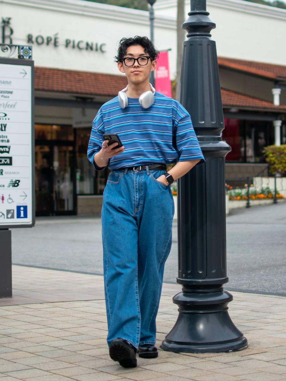 ブルー系のデニムパンツ、ブルー系のTシャツ/カットソー、ブラック系のその他シューズを着用したメンズの春コーディネートの2枚目の写真