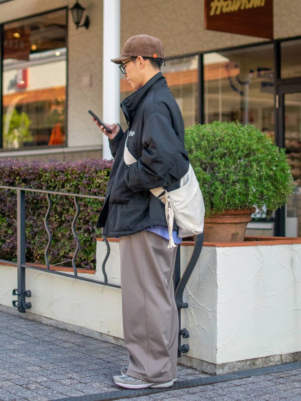 「低身長、低身長コーデ、niko and ...、ニコアンド、ファッションを楽しもう、WEARyouthコーデ、クリスマスに着たい服、アウター、冬アウター、ブルゾン、シャツ、ワイドパンツ、キャップ、ショルダーバッグ、メガネ」|「niko and...のオリジナルクラウンパントだて眼鏡&サングラス(メガネ、ブラック系)」を使った、ぜっきーさん(メンズ・165cm)の秋コーディネートの3枚目の写真