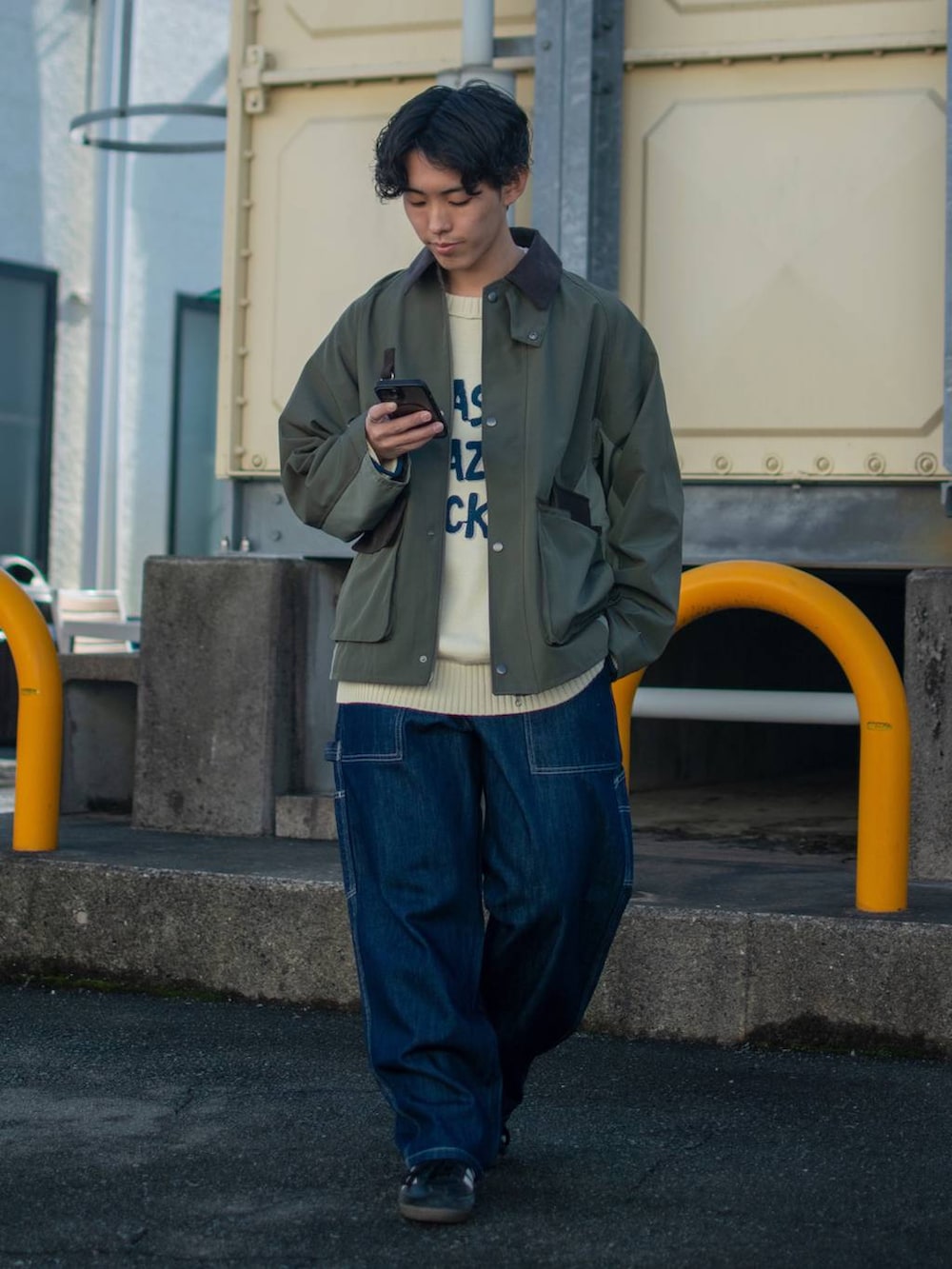 「低身長、niko and ...、ブルゾン、ニット、ワイドパンツ、デニムパンツ、メガネ男子、低身長コーデ、ニコアンド、春、春コーデ、ハンティングジャケット、ブルゾンコーデ、ワイドデニム、デニム」｜「niko and...の【niko and ...JEANS 2025SS】ペインターデニムパンツ（デニムパンツ、ブルー系）」を使った、ぜっきーさん（メンズ・165cm）の冬コーディネートの2枚目の写真