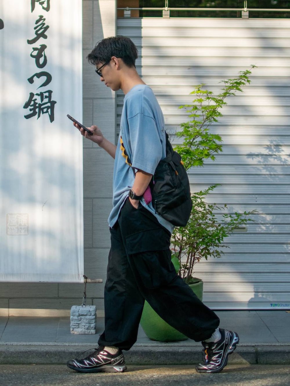「低身長、低身長コーデ、niko and ...、ニコアンド、DOD、DODとニコアンド_nikoand...、パステルカラー、ロゴT、カーゴパンツ、ワイドパンツ、スニーカー、ショルダーバッグ、メガネ男子、春夏コーデ、アウトドアスタイル」｜「niko and...の【DOD(ディーオーディー)】コラボマルチショルダー付きニンジン（ショルダーバッグ、ブラック系）」を使った、ぜっきーさん（メンズ・165cm）の春コーディネートの3枚目の写真