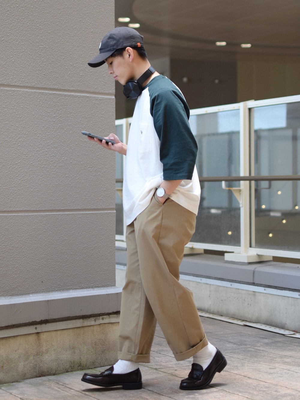 「niko and ...、ニコアンド、ラグランTシャツ、ロゴT、５分袖、グリーン、ワイドパンツ、ベージュパンツ、ロールアップ、ローファー、革靴、キャップ、きれいめカジュアル、低身長コーデ、シンプルコーデ」｜「UNIVERSAL OVERALLの【UNIVERSAL OVERALL】別注ウォッシュドコットンローキャップ（キャップ、グレー系）」を使った、ぜっきーさん（メンズ・165cm）の春コーディネートの4枚目の写真