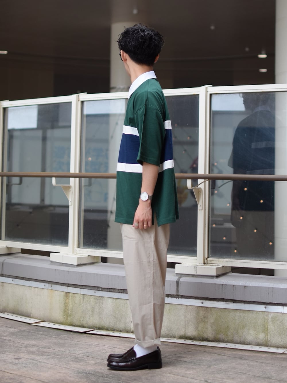 「niko and ...、ニコアンド、ラガーシャツ、ロゴT、ビッグT、切り替え、ワイドパンツ、ワークパンツ、ロールアップ、革靴、ローファー、きれいめカジュアル、アメカジ、低身長コーデ、FUDGEBOYのトラッドスタイル」｜「niko and...の切り替えラガーTシャツ（Tシャツ/カットソー、グリーン系）」を使った、ぜっきーさん（メンズ・165cm）の春コーディネートの3枚目の写真