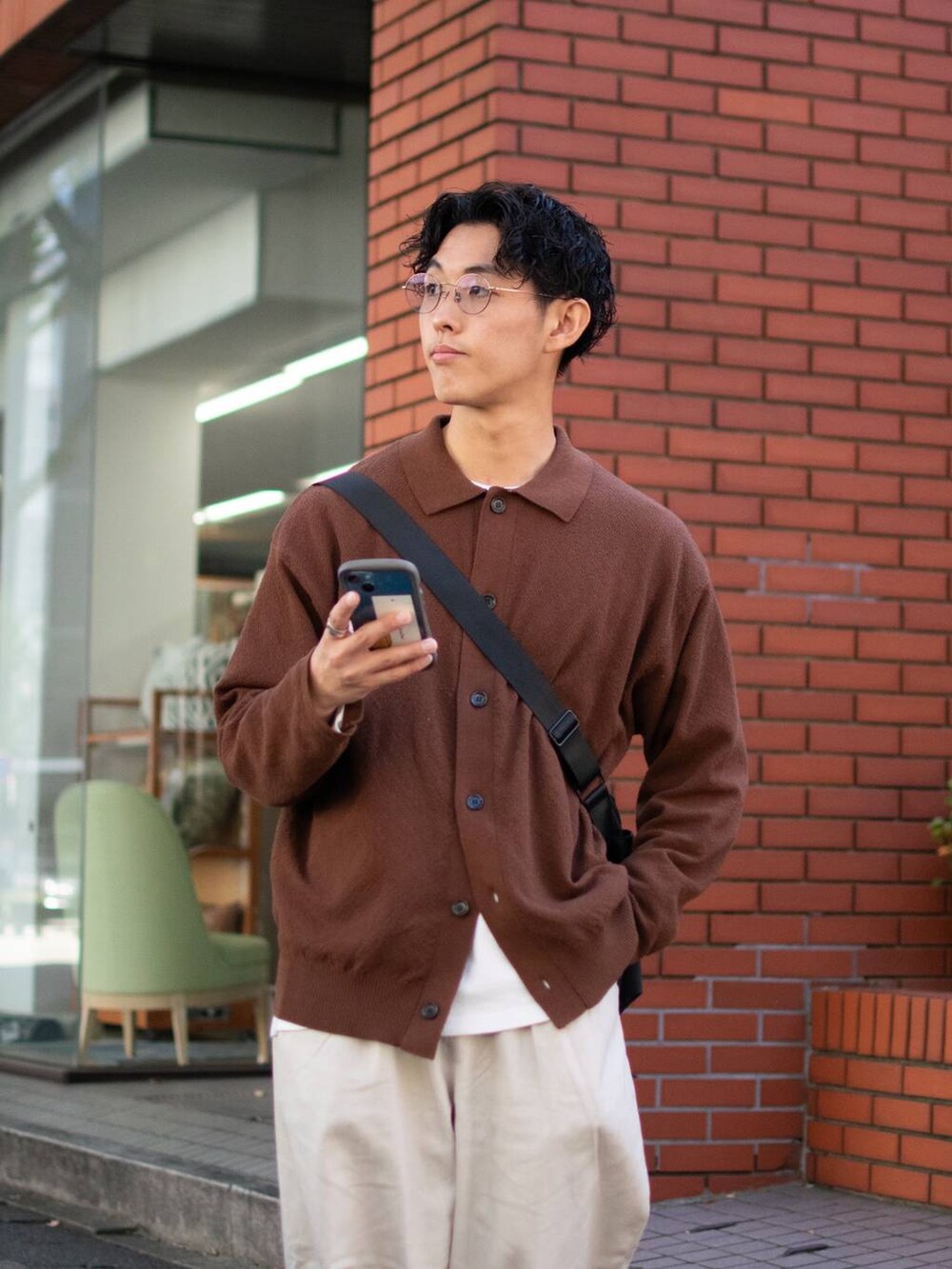 「低身長、低身長コーデ、niko and...、ニコアンド、ファッションを楽しもう、WEARyouthコーデ、カーディガン、ニット、ワイドパンツ、白パンツ、ローファー、ショルダーバッグ、秋コーデ、ブラウン、シティーボーイ」｜「niko and...の2タックワイドテーパード（その他パンツ、ベージュ系）」を使った、ぜっきーさん（メンズ・165cm）の秋コーディネートの5枚目の写真