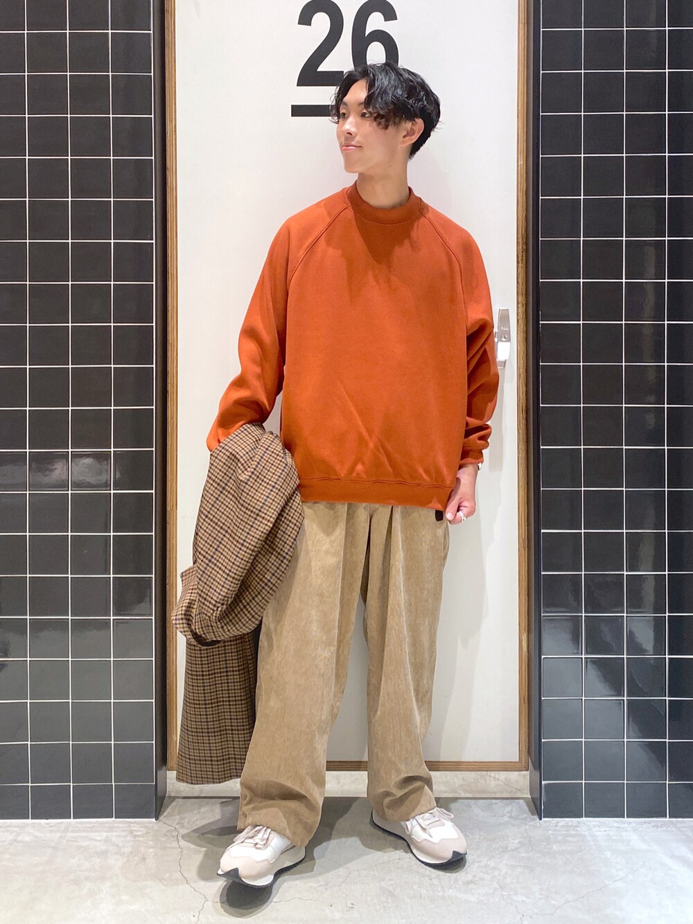 「ステンカラーコート、New Balance、トレーナー、トラッド、オレンジ、コーデュロイパンツ、ワイドパンツ、ブラウン、厚底シューズ、きれいめカジュアル、チェックコート、ベージュパンツ、ニコアンド、低身長コーデ、niko and ...」|「niko and...のチェックアソートステンカラーコート(ステンカラーコート、ベージュ系)」を使った、ぜっきーさん(メンズ・165cm)の秋コーディネートの3枚目の写真