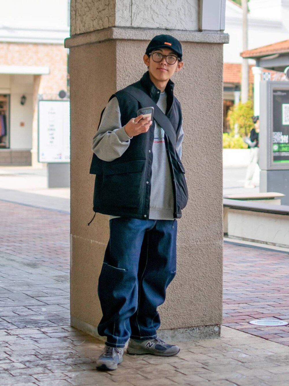「アウトドアスタイル、シンプルコーデ、コーデュロイ、キャップ、スウェット、ワイドパンツ、メガネ男子、スニーカー、デニム、ショルダーバッグ、レイヤードスタイル、重ね着ベストシーズン、低身長、niko and ...、ニコアンド」|「niko and...のオリジナルクラウンパントだて眼鏡&サングラス(メガネ、ブラック系)」を使った、ぜっきーさん(メンズ・165cm)の秋コーディネートの3枚目の写真