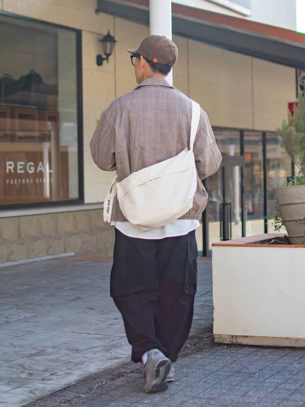 「低身長、低身長コーデ、niko and...、ニコアンド、重ね着ベストシーズン、WEARyouthコーデ、チェック、ブルゾン、シャツ、白シャツ、ワイドパンツ、カーゴパンツ、キャップ、ショルダーバッグ、きれいめカジュアル」｜「niko and...の[セットアップ対応]EVERTHフライトジャケット（その他アウター、ベージュ系）」を使った、ぜっきーさん（メンズ・165cm）の秋コーディネートの4枚目の写真