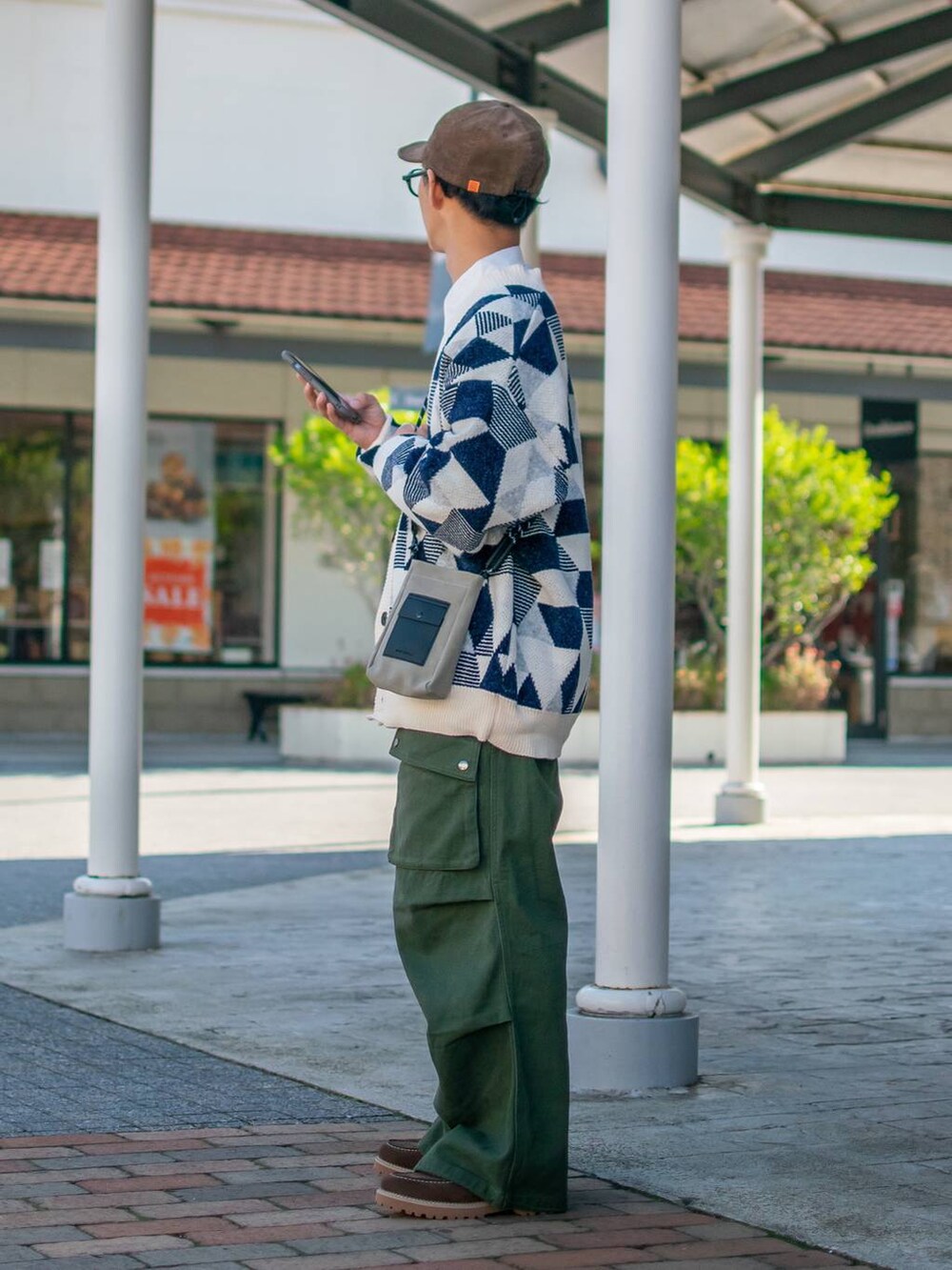 「低身長、低身長コーデ、niko and...、ニコアンド、ファッションを楽しもう、WEARyouthコーデ、ビッグシルエット、カーディガン、ニット、シャツ、ワイドパンツ、カーゴパンツ、キャップ、ショルダーバッグ、デッキシューズ」｜「niko and...のパラコードミニショルダー（ショルダーバッグ、グレー系）」を使った、ぜっきーさん（メンズ・165cm）の秋コーディネートの3枚目の写真