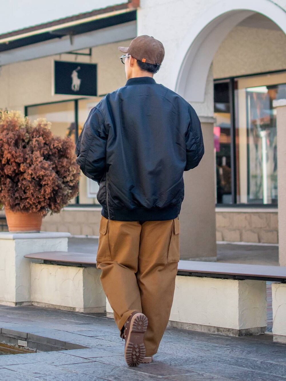「低身長、低身長コーデ、niko and...、ニコアンド、WEARyouthコーデ、ファッションを楽しもう、キャップ、MA-1、ブルゾン、ニット、ワイドパンツ、カーゴパンツ、ビッグシルエット、デッキシューズ、ブラウン」｜「niko and...のフェイクレザーデッキシューズ（その他シューズ、ブラウン系）」を使った、ぜっきーさん（メンズ・165cm）の秋コーディネートの4枚目の写真