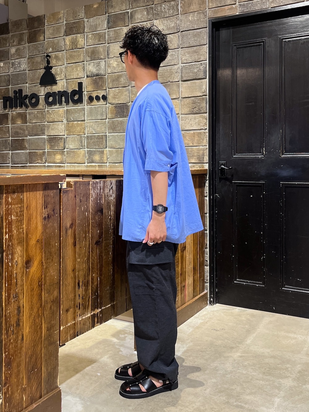 「低身長、低身長コーデ、低身長男子、niko and ...、NUMERALS、きれいめカジュアル、青シャツ、ノーカラーシャツ、ビッグシャツ、カーゴパンツ、ワイドパンツ、グレーパンツ、グルカサンダル、レザーサンダル、ZOZOセール2023夏」｜「niko and...のプレミアムローン6分袖シャツ（シャツ/ブラウス、ブルー系）」を使った、ぜっきーさん（メンズ・165cm）の夏コーディネートの3枚目の写真