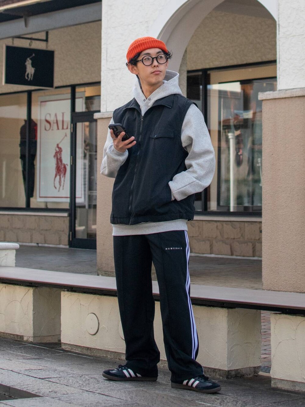 「低身長、低身長コーデ、niko and ...、ニコアンド、NUMERALS、パーカー、ベスト、ワイドパンツ、トラックパンツ、ニット帽、スニーカー、モノトーン、春アウター、春コーデ、春服みてみて」｜「niko and...のオリジナルニットワッチ（ニットキャップ/ビーニー、オレンジ系）」を使った、ぜっきーさん（メンズ・165cm）の春コーディネートの2枚目の写真