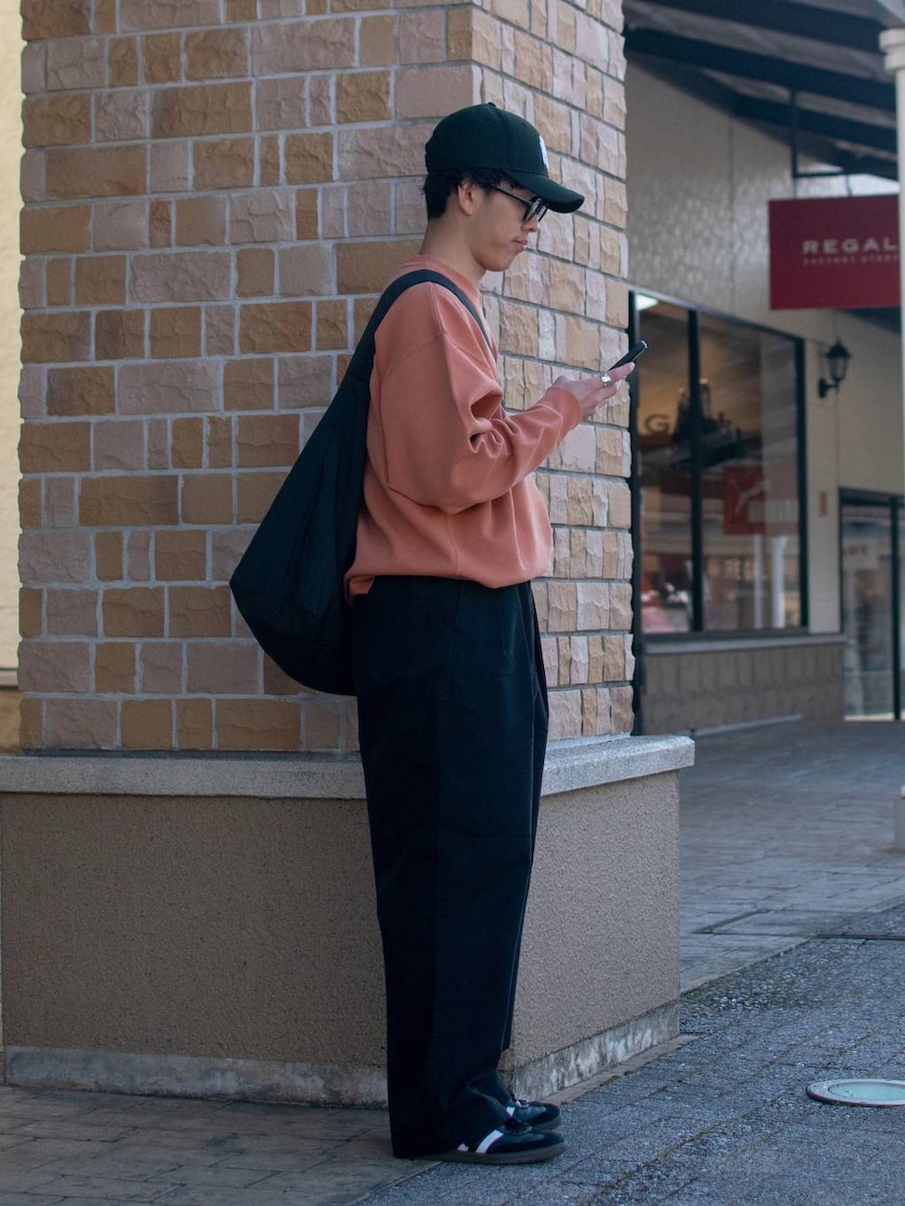 「低身長、体型カバー、ゆったり、niko and ...、ロンT、ワイドパンツ、ショルダーバッグ、キャップ」｜「niko and...のラージナイロンショルダーバッグ（ショルダーバッグ、ブラック系）」を使った、ぜっきーさん（メンズ・165cm）の冬コーディネートの3枚目の写真