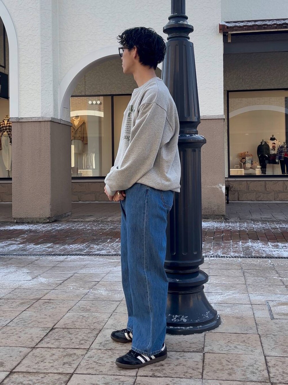 「低身長、体型カバー、ゆったり、niko and ...、スウェット、ワイドパンツ、NKJコーデ_niko and ...」｜「niko and...の【niko and ...JEANS 2025SS】ワイド5ポケットデニムパンツ（デニムパンツ、ブルー系）」を使った、ぜっきーさん（メンズ・165cm）の冬コーディネートの2枚目の写真