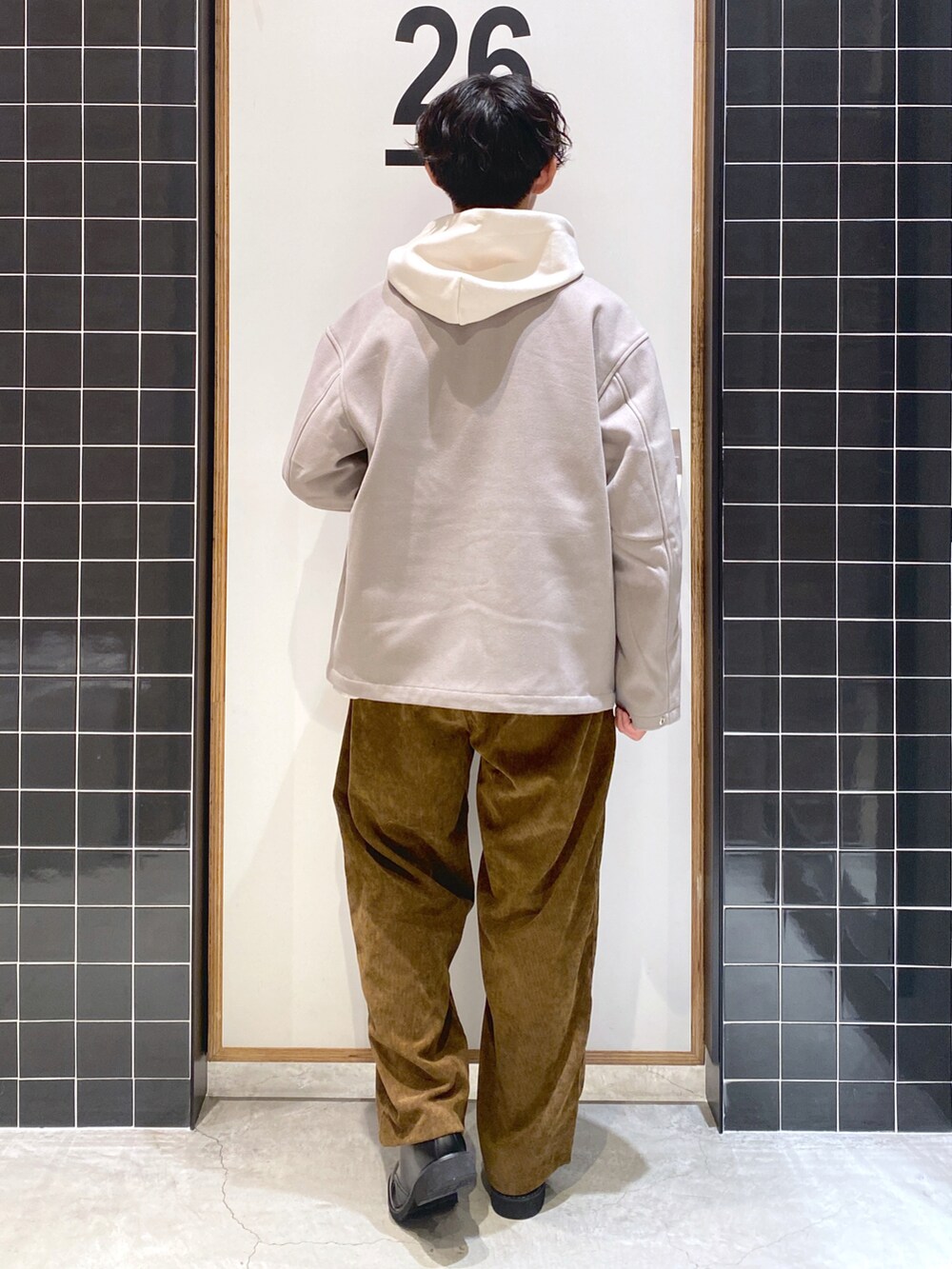 「ブルゾン、ビッグシルエット、シンプル、パーカー、冬コーデ、コーデュロイパンツ、ワイドパンツ、革靴、きれいめカジュアル、ニコアンド、低身長コーデ、白パーカー、niko and ...、ブラウンパンツ、ニュアンスカラー」|「niko and...のウーリーテックZIPアップブルゾン(ブルゾン、その他)」を使った、ぜっきーさん(メンズ・165cm)の秋コーディネートの3枚目の写真