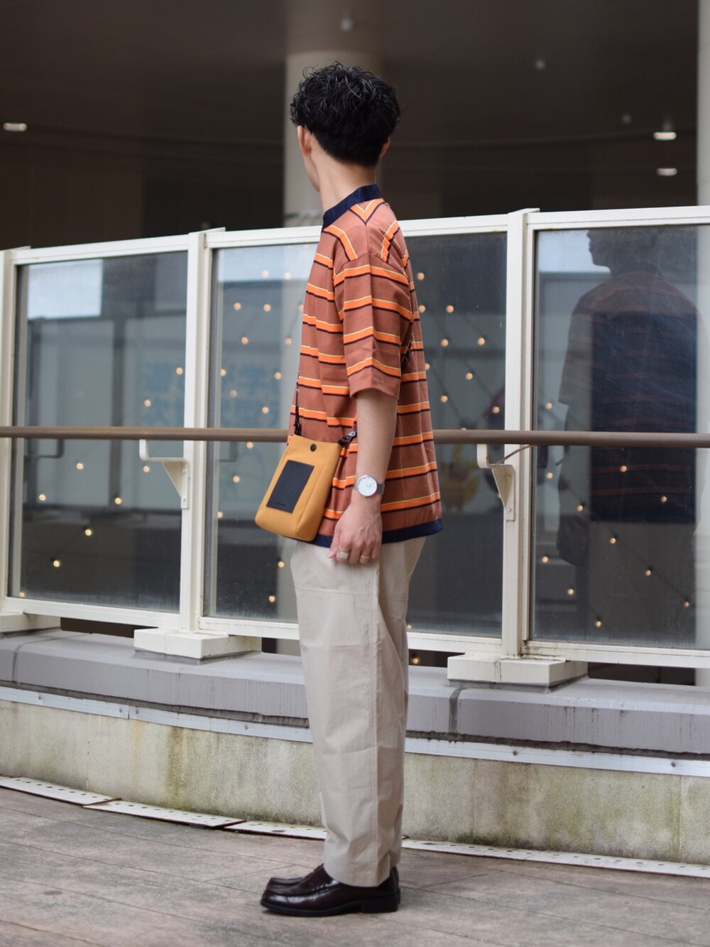 「niko and ...、ニコアンド、ボーダー、ボーダーTシャツ、ボーダートップス、ラガーシャツ、オレンジ、ワイドパンツ、ワークパンツ、ベージュパンツ、ショルダーバッグ、革靴、ローファー、きれいめカジュアル、低身長コーデ」｜「niko and...のマルチボーダーラガーTシャツ（Tシャツ/カットソー、ブラウン系）」を使った、ぜっきーさん（メンズ・165cm）の夏コーディネートの4枚目の写真