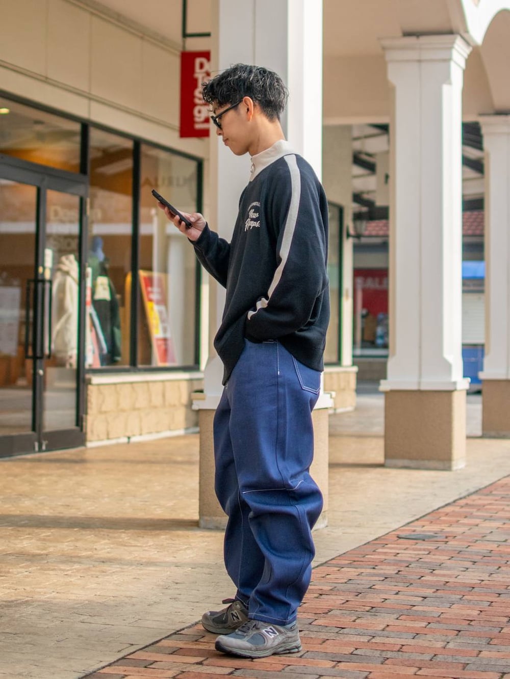 「低身長、低身長コーデ、niko and ...、ニコアンド、ニット、ワイドパンツ、デニムパンツ、ワイドデニム、スニーカー」｜「niko and...のカーブデザインデニムパンツ（デニムパンツ、ブルー系）」を使った、ぜっきーさん（メンズ・165cm）の冬コーディネートの3枚目の写真