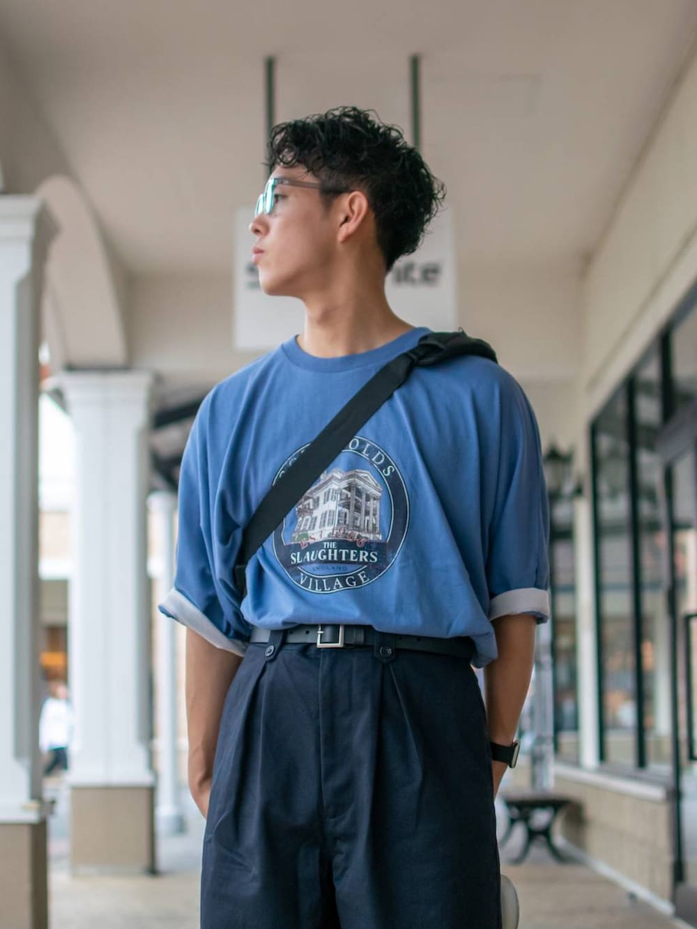 「低身長、低身長コーデ、niko and ...、ニコアンド、Tシャツ、プリントT、ビッグT、デザイントップス、ワイドパンツ、ネイビーパンツ、サングラス、ショルダーバッグ、ワントーンコーデ、タックイン」｜「niko and...のフロントタックワイドパンツ（その他パンツ、ブルー系）」を使った、ぜっきーさん（メンズ・165cm）の夏コーディネートの5枚目の写真