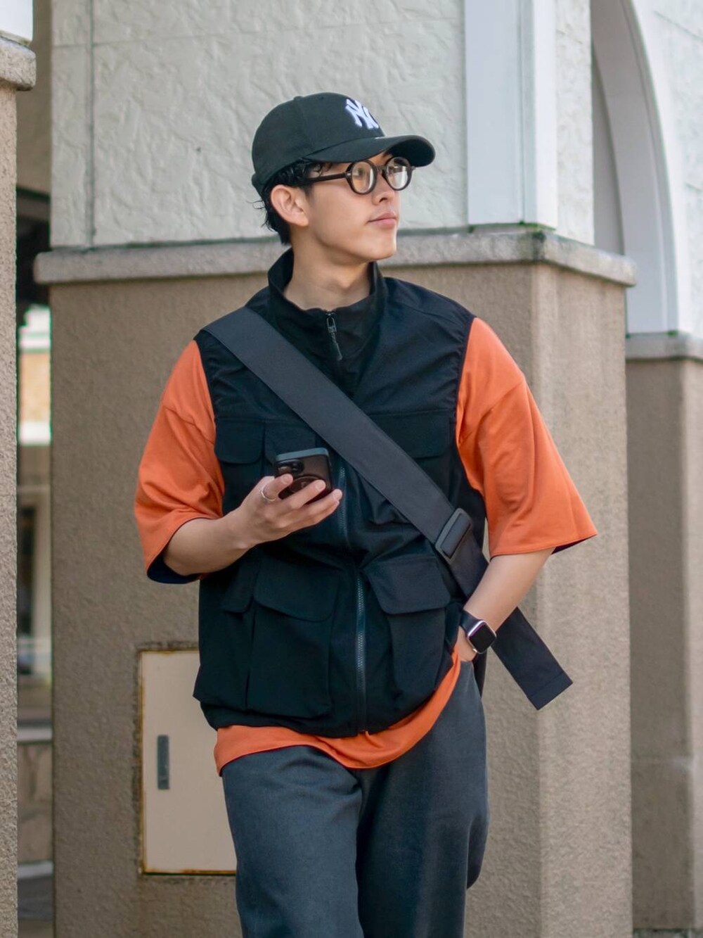 「低身長、低身長コーデ、niko and ...、ニコアンド、ベスト、Tシャツ、オレンジ、ワイドパンツ、デニム、ブラックデニム、ショルダーバッグ、キャップ、モノトーン、レイヤードスタイル、スニーカー」|「niko and...のリップストップベスト(ベスト、ブラック系)」を使った、ぜっきーさん(メンズ・165cm)の春コーディネートの5枚目の写真