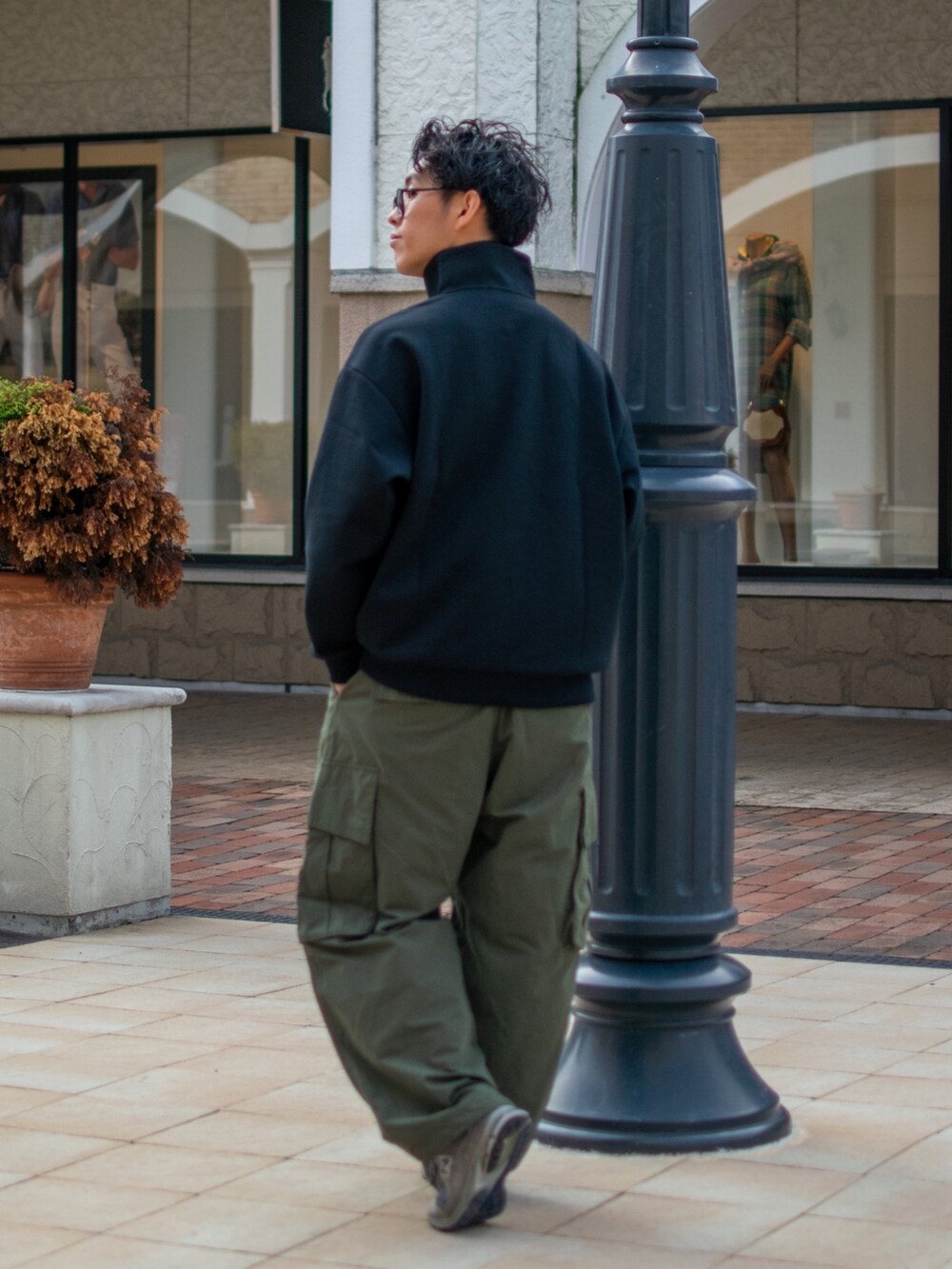 「秋服まるっと大公開、スポーツミックス、お出かけコーデ、シンプルコーデ、スウェット、ロゴスウェット、ハーフジップ、ワイドパンツ、カーゴパンツ、スニーカー、低身長、低身長コーデ、niko and ...、ニコアンド、メガネ男子」｜「NEW BALANCEのM2002R GTX（スニーカー、グレー系）」を使った、ぜっきーさん（メンズ・165cm）の秋コーディネートの4枚目の写真