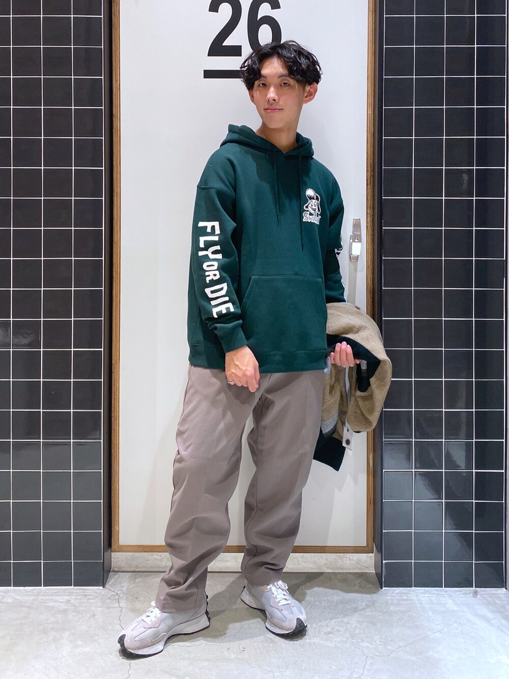 「テーパードパンツ、カーディガン、ビッグシルエット、グリーン、パーカー、New Balance、プリント、ストライプ、冬コーデ、ワイドパンツ、厚底シューズ、ベージュコーデ、ニコアンド、niko and ...、ニコアンド(niko and...)」|「niko and...のストライプBIGVネックカーディガン2(カーディガン/ボレロ、ベージュ系)」を使った、ぜっきーさん(メンズ・165cm)の秋コーディネートの4枚目の写真