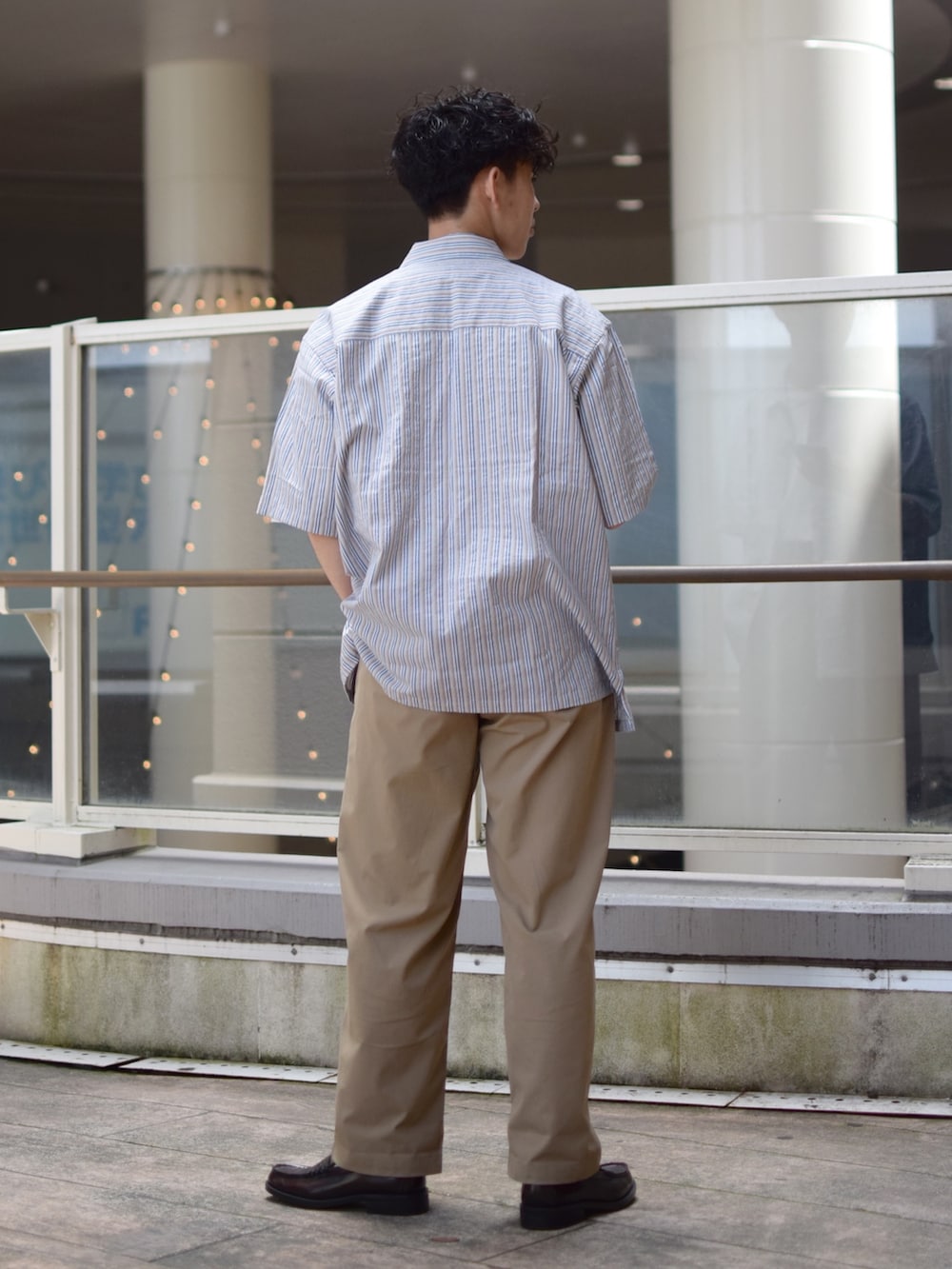 「niko and ...、ニコアンド、シャツスタイル、ストライプシャツ、ビッグシャツ、白Tシャツ、ポケットＴシャツ、タックイン、ワイドパンツ、ベージュパンツ、革靴、ローファー、きれいめカジュアル、シンプルスタイル、低身長コーデ」｜「niko and...のスタンダードUSAテックTシャツ（Tシャツ/カットソー、ホワイト系）」を使った、ぜっきーさん（メンズ・165cm）の夏コーディネートの5枚目の写真