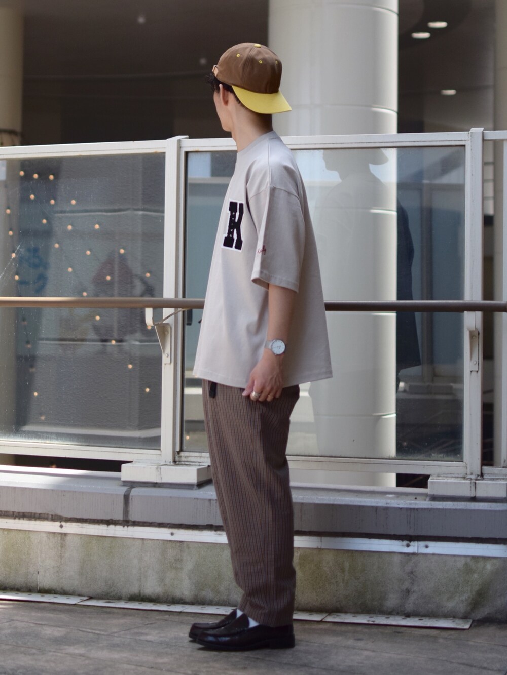 「niko and ...、ニコアンド、ビッグT、ロゴT、ワッペン、ワイドパンツ、テーパードパンツ、チェックパンツ、革靴、ローファー、キャップ、ベースボールキャップ、きれいめカジュアル、ワントーンコーデ、低身長コーデ」｜「niko and...のツイルベースボールキャップ（キャップ、ブラウン系）」を使った、ぜっきーさん（メンズ・165cm）の夏コーディネートの3枚目の写真