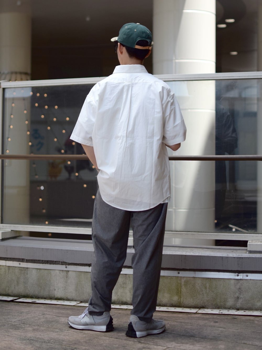 「FUDGEBOYのトラッドスタイル、niko and ...、ニコアンド、半袖シャツ、白シャツ、白Tシャツ、テーパードパンツ、ワイドパンツ、スラックス、きれいめカジュアル、キャップ、New Balance、厚底シューズ、夏コーデ、低身長コーデ」|「niko and...のツイルベースボールキャップ(キャップ、グリーン系)」を使った、ぜっきーさん(メンズ・165cm)の春コーディネートの4枚目の写真
