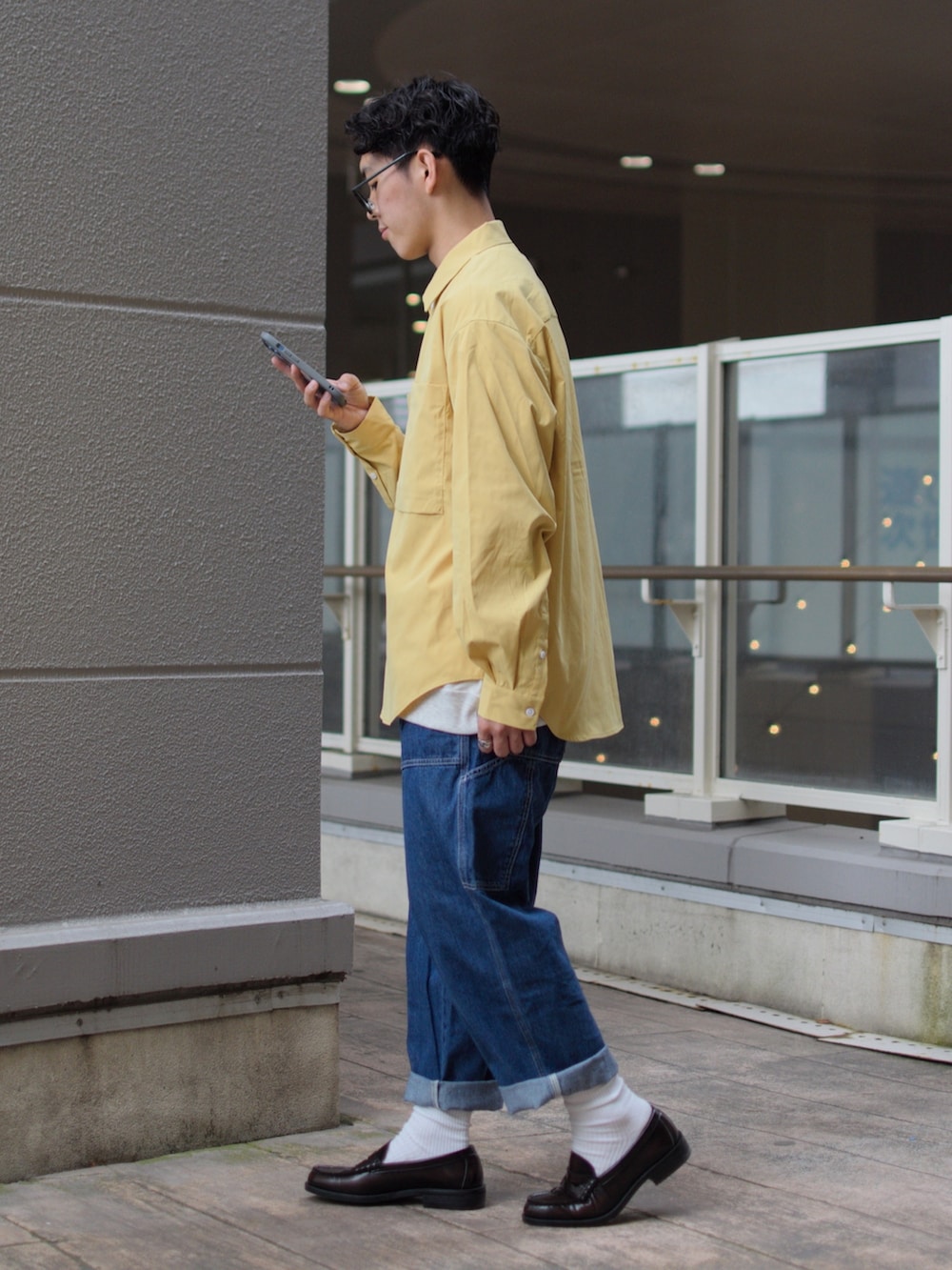 「ごきげんウィーク、春夏コーデ、ビッグシルエット、きれいめカジュアル、カラー×コーデ、イエロー、黄色シャツ、シャツスタイル、ワイドデニム、ワイドパンツ、デニムパンツ、革靴、ローファー、休日スタイル、低身長コーデ」｜「niko and...のマイクロピーチスキンシャツ（シャツ/ブラウス、イエロー系）」を使った、ぜっきーさん（メンズ・165cm）の春コーディネートの4枚目の写真