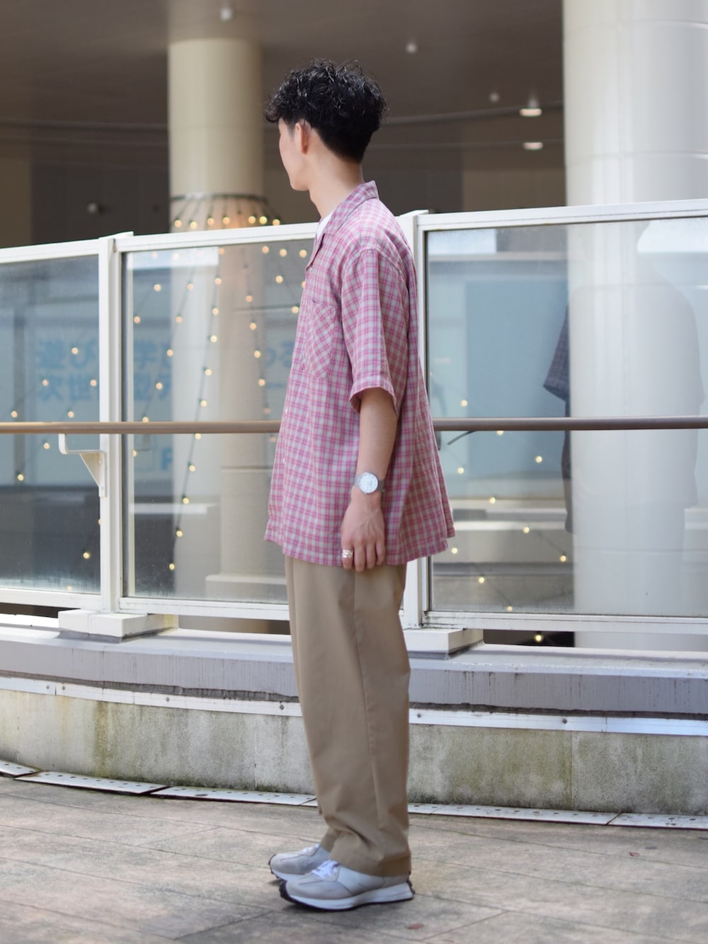 「niko and ...、ニコアンド、オープンカラーシャツ、チェック、チェックシャツ、ワイドパンツ、ベージュパンツ、厚底シューズ、New Balance、ネックレス、hype、ビッグシルエット、オーバーサイズ、夏コーデ、低身長コーデ」｜「niko and...の[速乾・ストレッチ]ピケタックパンツ（チノパンツ、ベージュ系）」を使った、ぜっきーさん（メンズ・165cm）の春コーディネートの3枚目の写真