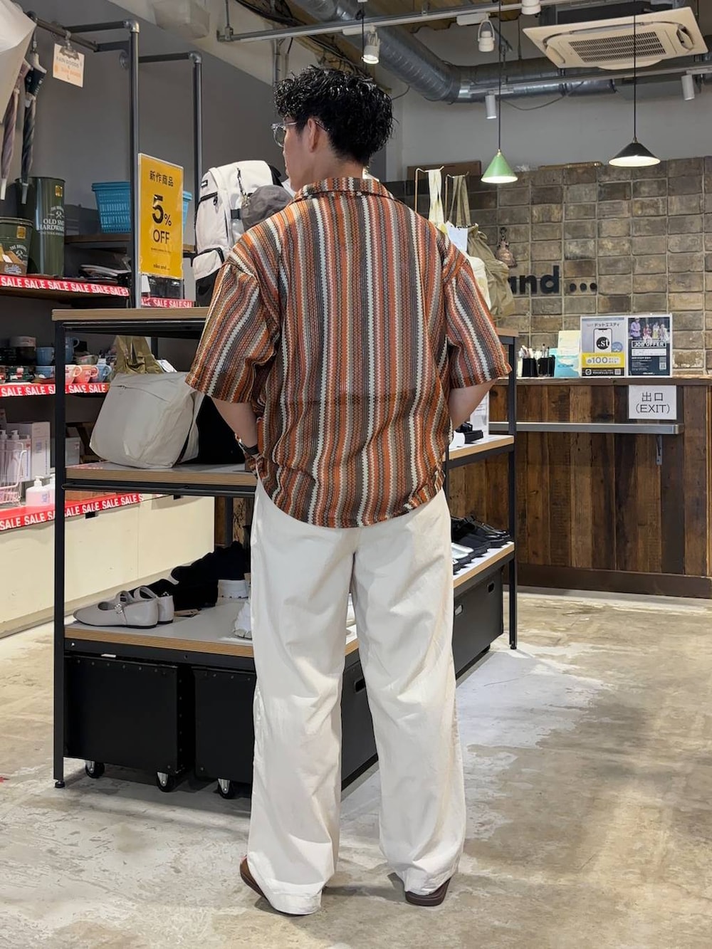 「低身長、体型カバー、ゆったり、niko and ...、シャツ、Tシャツ、ワイドパンツ、サングラス」｜「niko and...のウェリントンカラーサングラス（サングラス、グレー系）」を使った、ぜっきーさん（メンズ・165cm）の夏コーディネートの3枚目の写真