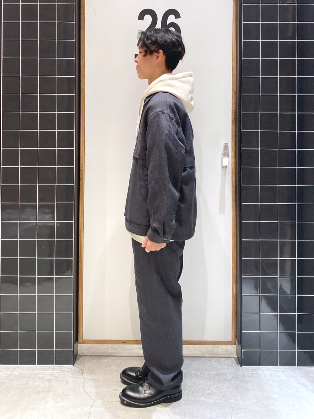 「ブルゾン、セットアップ、パーカー、オーバーサイズ、ワイドパンツ、革靴、きれいめカジュアル、クライミングパンツ、ドリズラージャケット、ニコアンド、低身長コーデ、白パーカー、niko and ...、デザイントップス、秋コーデ」|「niko and...のスマートテックショートブルゾン(その他アウター、グレー系)」を使った、ぜっきーさん(メンズ・165cm)の秋コーディネートの3枚目の写真