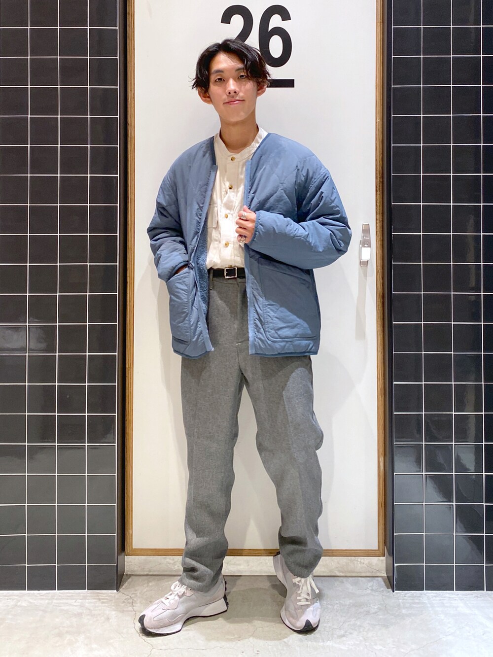 「白シャツ、New Balance、ボア、スラックス、ワイドパンツ、水色、タックイン、厚底シューズ、ボアジャケット、ニコアンド、ノーカラーシャツ、グレーパンツ、低身長コーデ、niko and ...、バンドカラーシャツ」|「niko and...のリバーシブルボアZIPカーディガン(ブルゾン、ブルー系)」を使った、ぜっきーさん(メンズ・165cm)の秋コーディネートの2枚目の写真